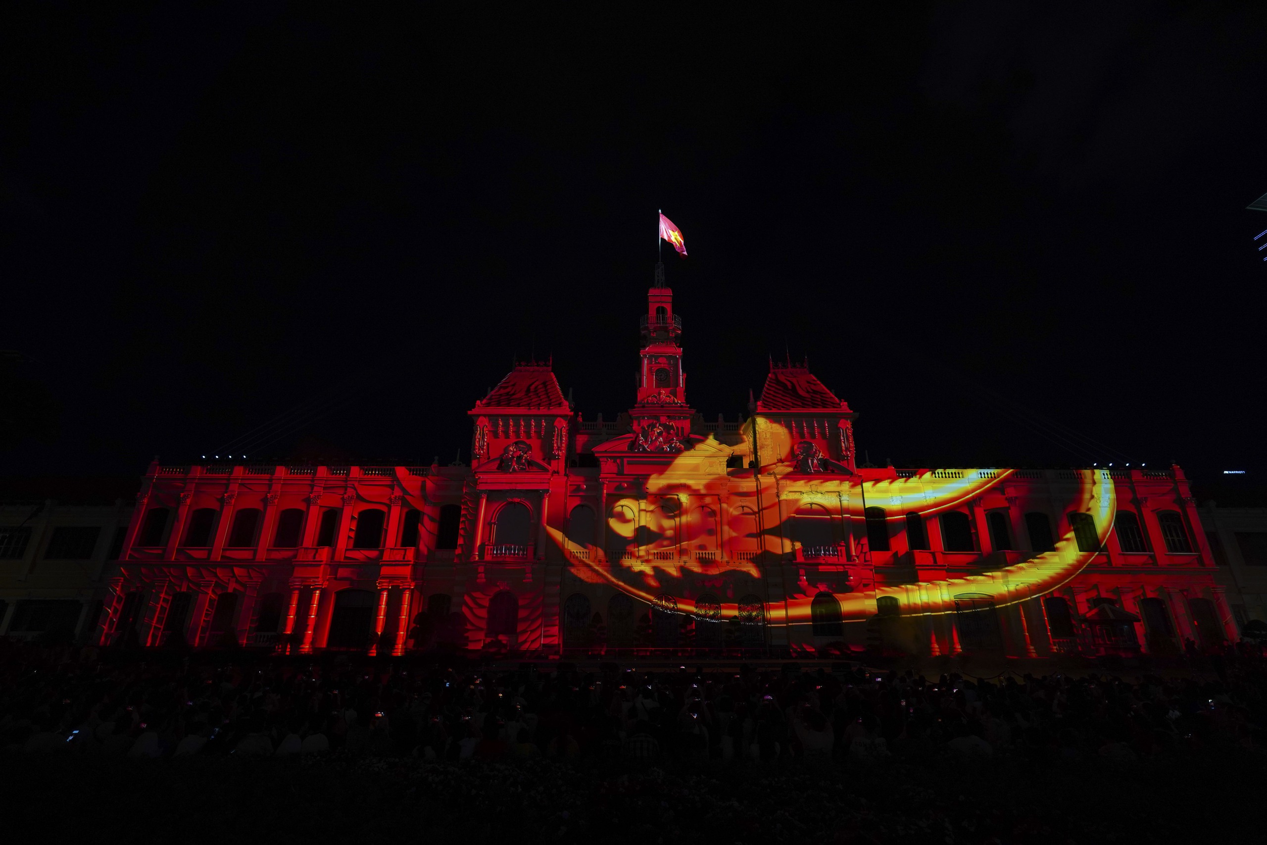 3D Mapping thắp sáng trụ sở UBND TP.HCM trong đêm khai mạc kỷ niệm 50 năm thành phố mang tên Bác - Ảnh 21.