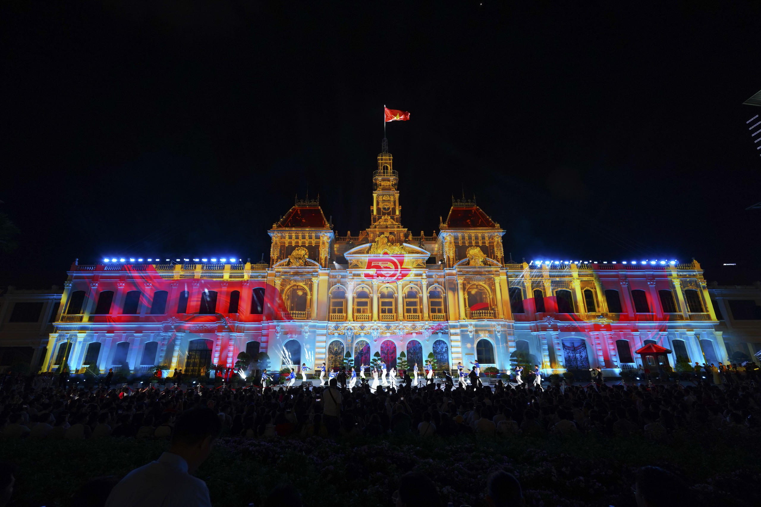 3D Mapping thắp sáng trụ sở UBND TP.HCM trong đêm khai mạc kỷ niệm 50 năm thành phố mang tên Bác - Ảnh 12.
