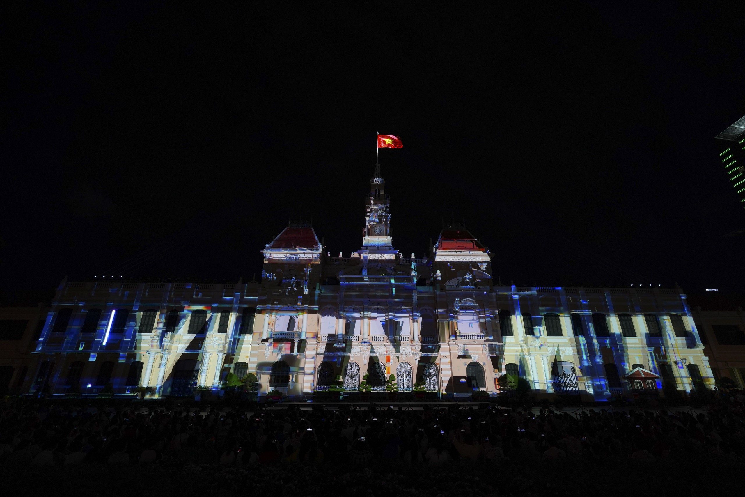 3D Mapping thắp sáng trụ sở UBND TP.HCM trong đêm khai mạc kỷ niệm 50 năm thành phố mang tên Bác - Ảnh 22.