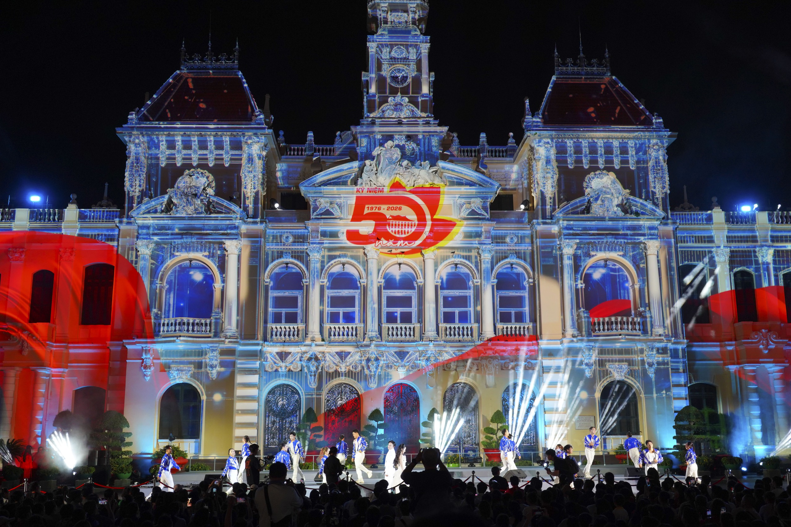 3D Mapping thắp sáng trụ sở UBND TP.HCM trong đêm khai mạc kỷ niệm 50 năm thành phố mang tên Bác - Ảnh 13.