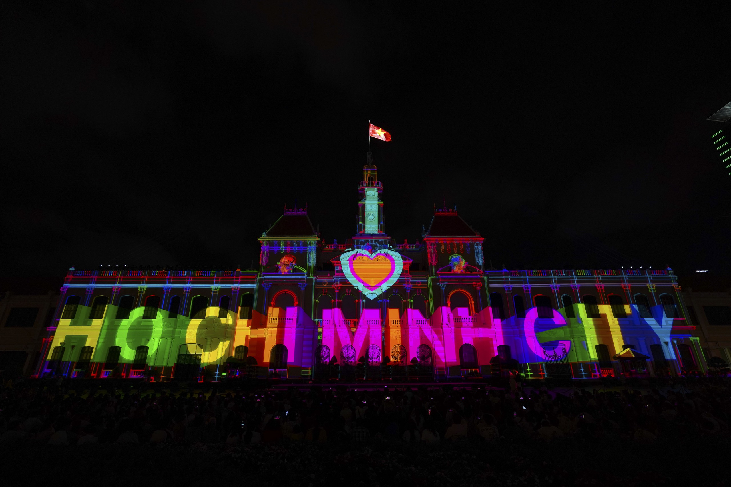 3D Mapping thắp sáng trụ sở UBND TP.HCM trong đêm khai mạc kỷ niệm 50 năm thành phố mang tên Bác - Ảnh 24.