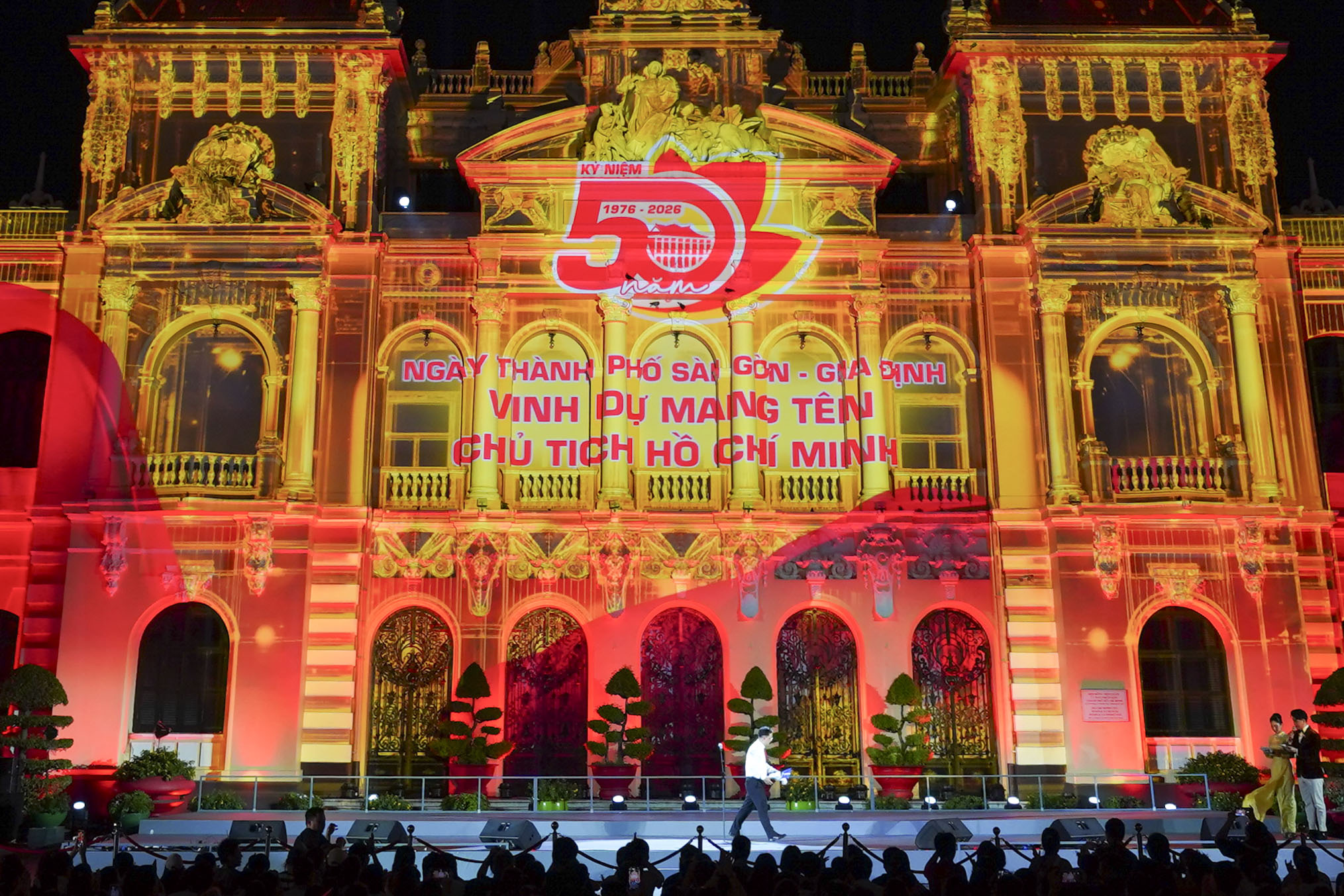 3D Mapping thắp sáng trụ sở UBND TP.HCM trong đêm khai mạc kỷ niệm 50 năm thành phố mang tên Bác - Ảnh 25.