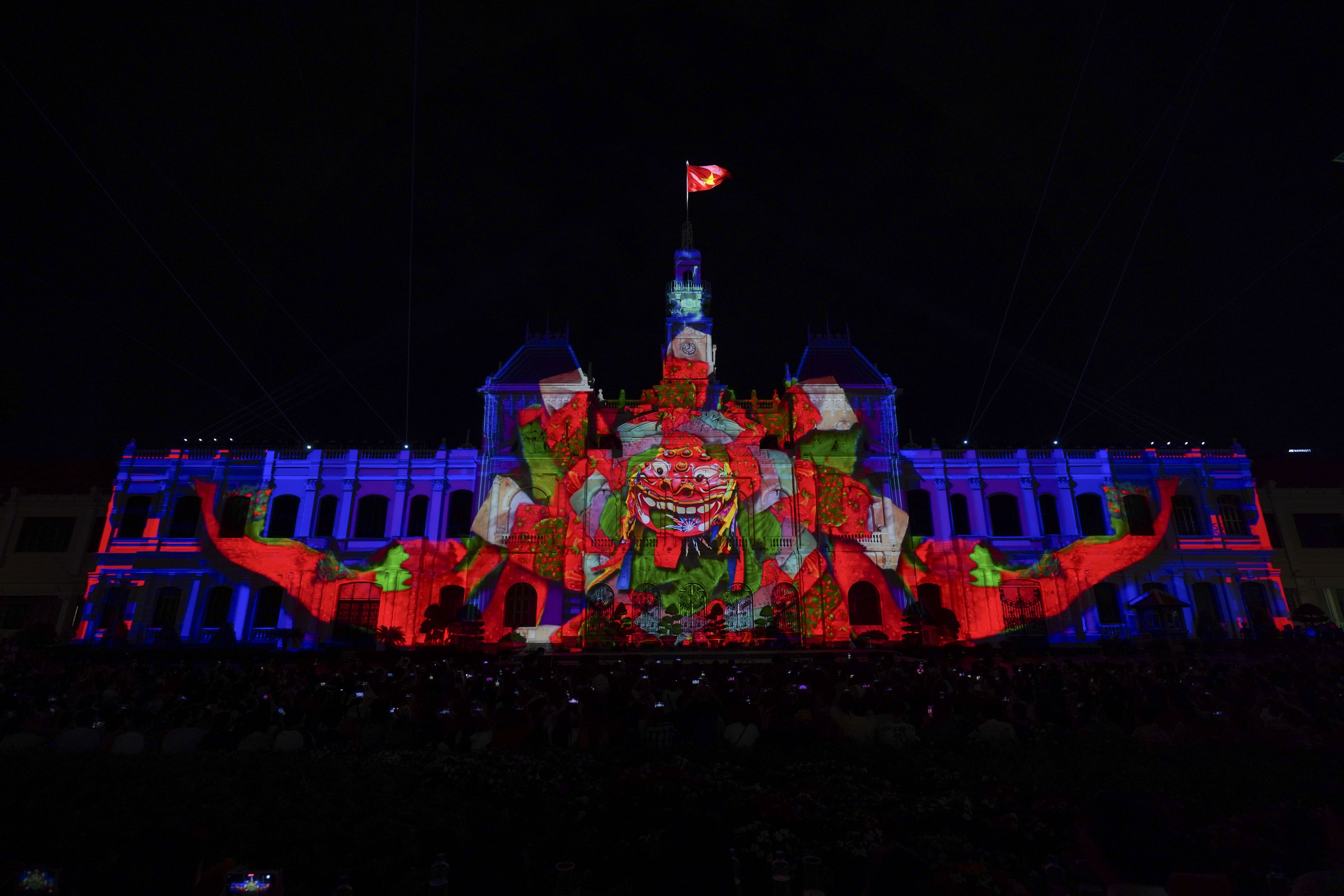 3D Mapping thắp sáng trụ sở UBND TP.HCM trong đêm khai mạc kỷ niệm 50 năm thành phố mang tên Bác - Ảnh 14.