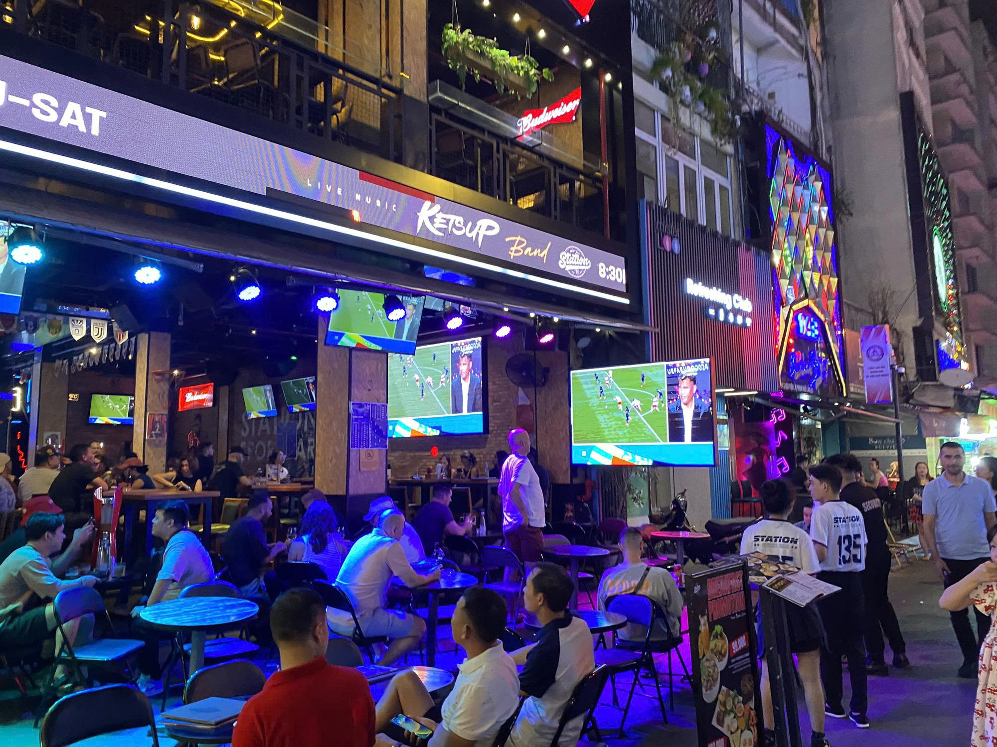 Trắng đêm xem World Cup: Làm thế nào để vui mà vẫn khỏe? - Ảnh 1.