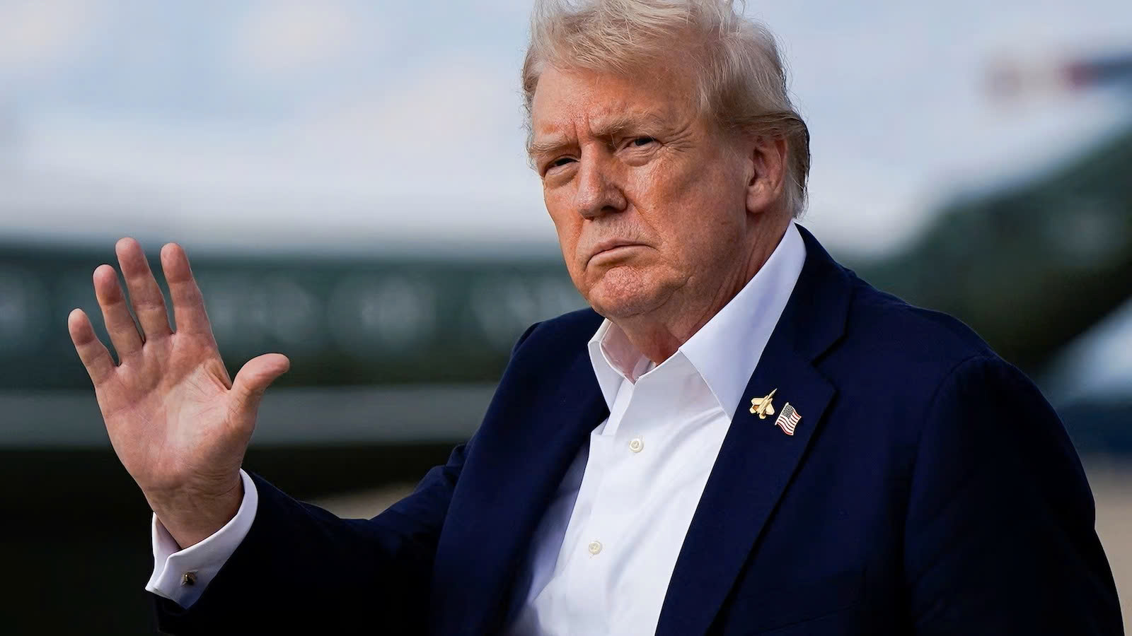 Nhìn lại một năm đối đầu giữa ông Trump và Tòa án Tối cao Mỹ - Ảnh 1.