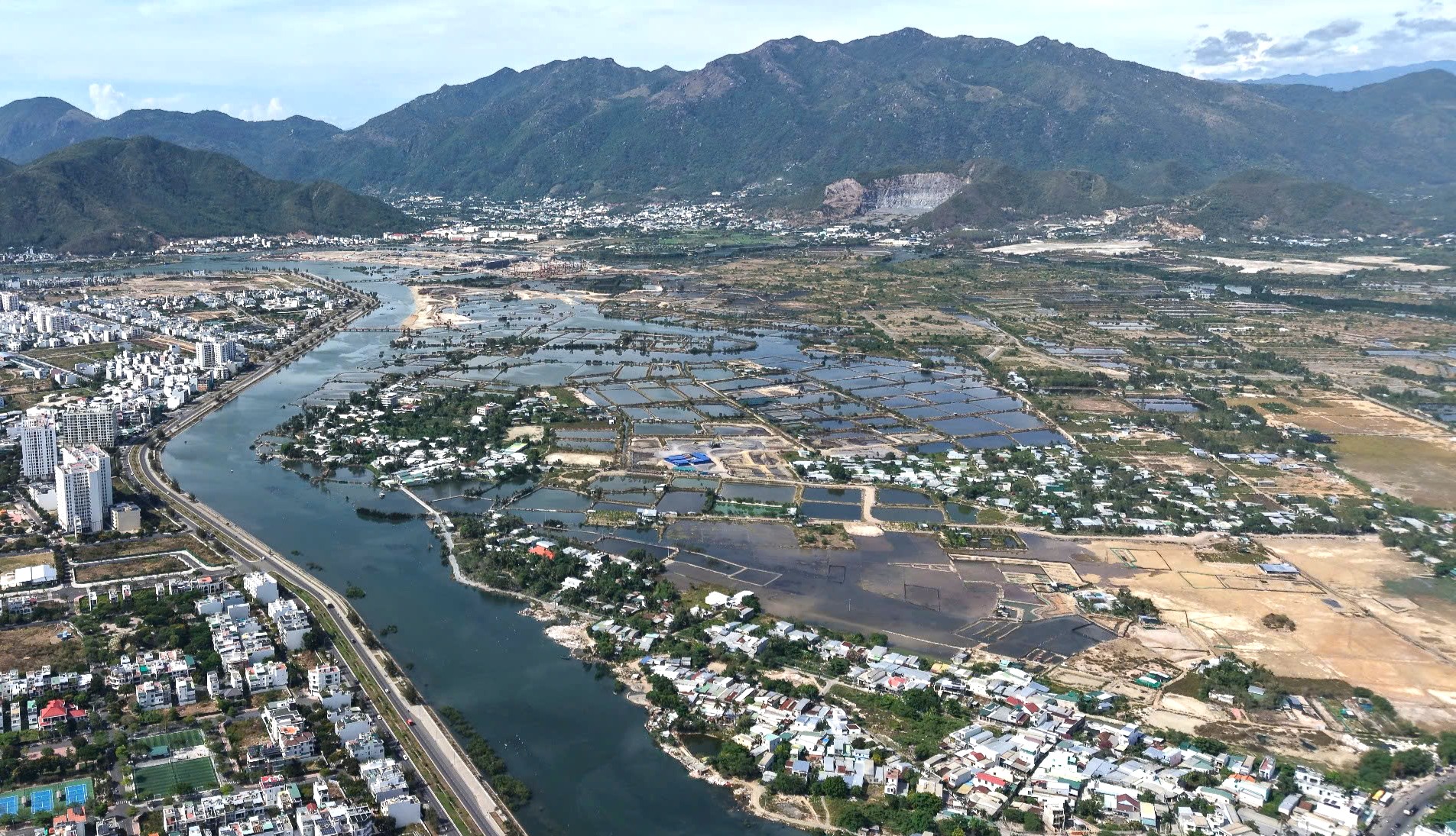 Nhiều dự án đồng loạt triển khai, Khánh Hòa tìm cách giải quyết thiếu vật liệu xây dựng - Ảnh 2.