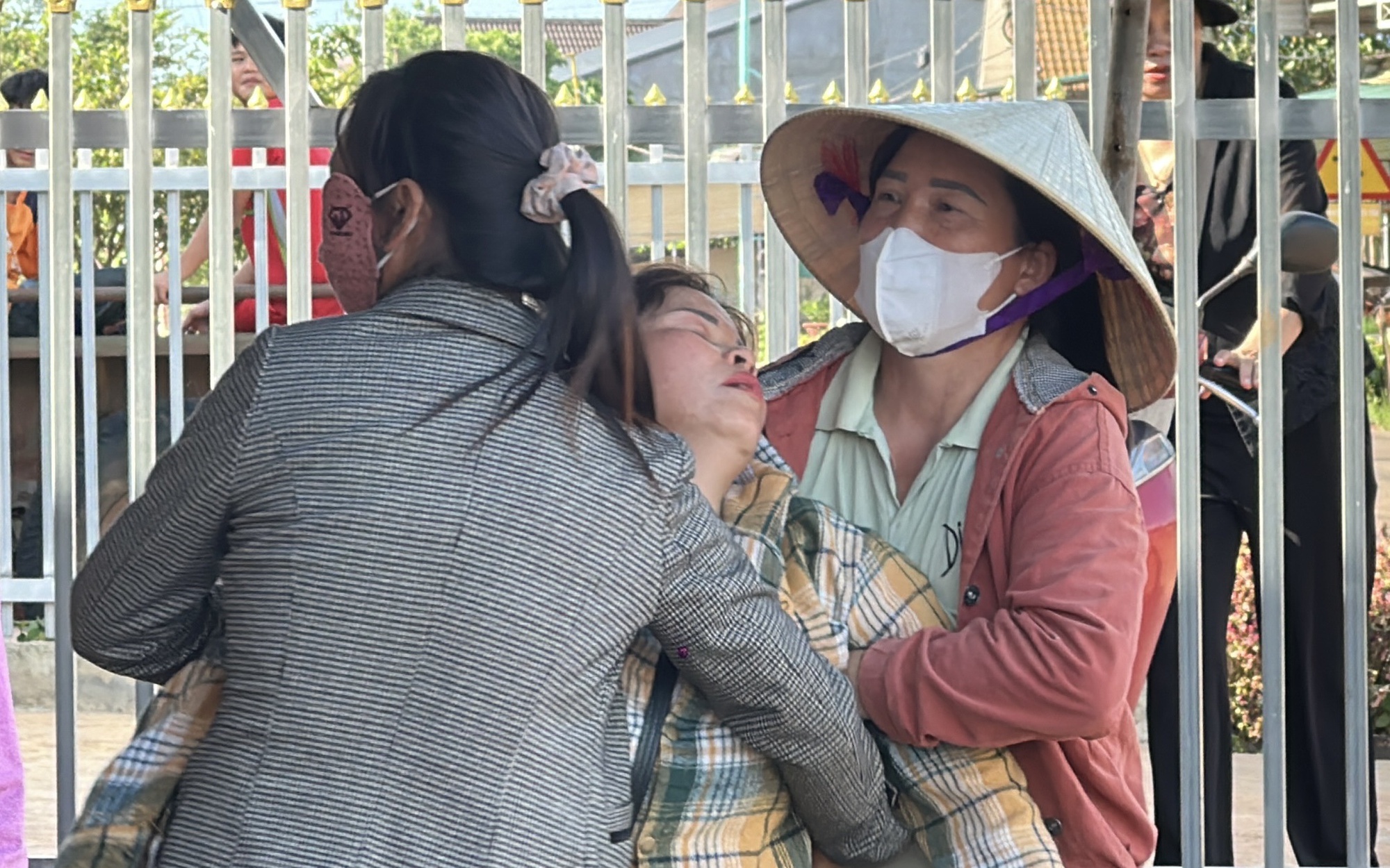Rủ nhau tắm hồ tự nhiên, hai chị em đuối nước thương tâm - Ảnh 1.