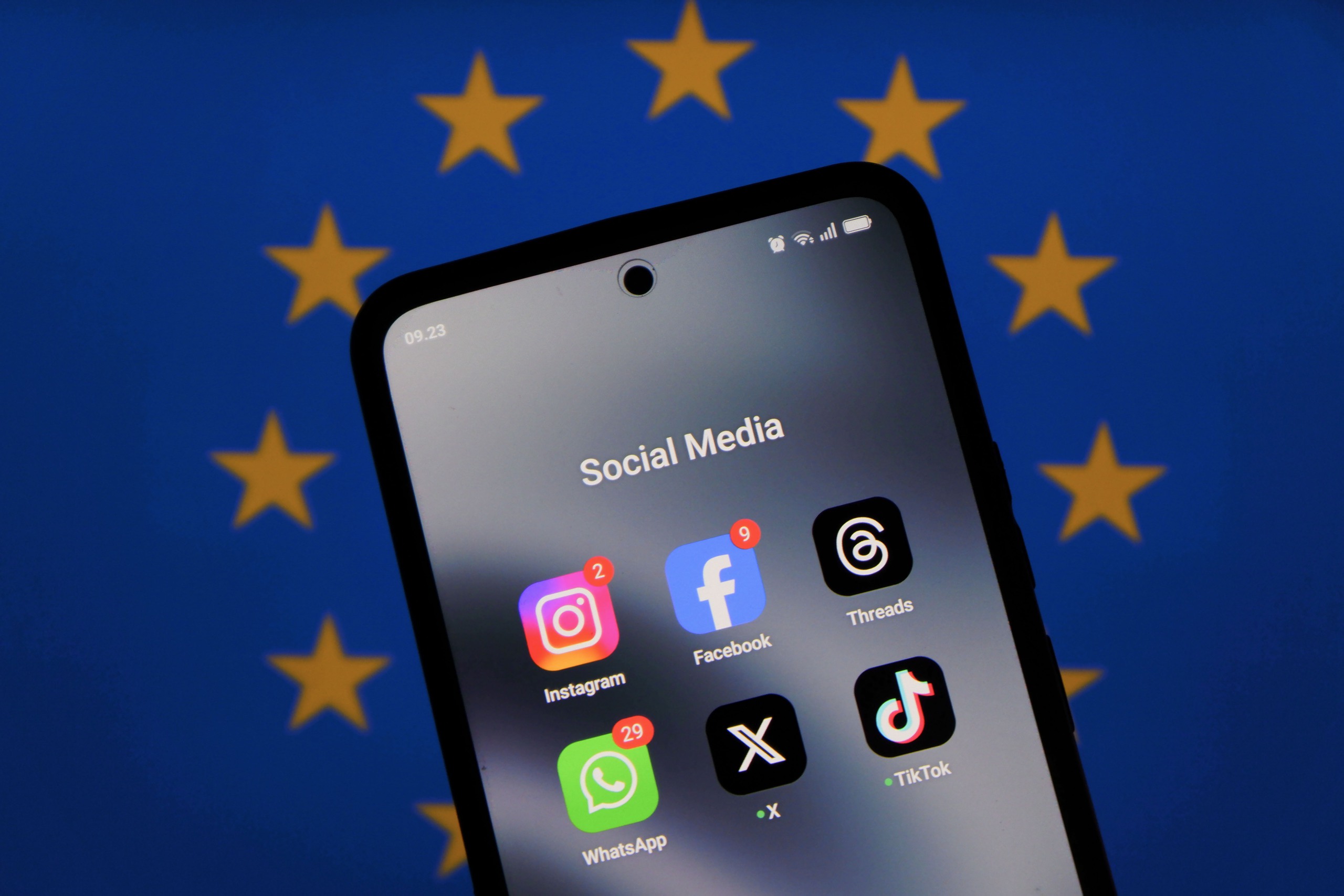 Châu Âu yêu cầu Meta thay đổi tính năng gây nghiện trên Facebook và Instagram - Ảnh 1.