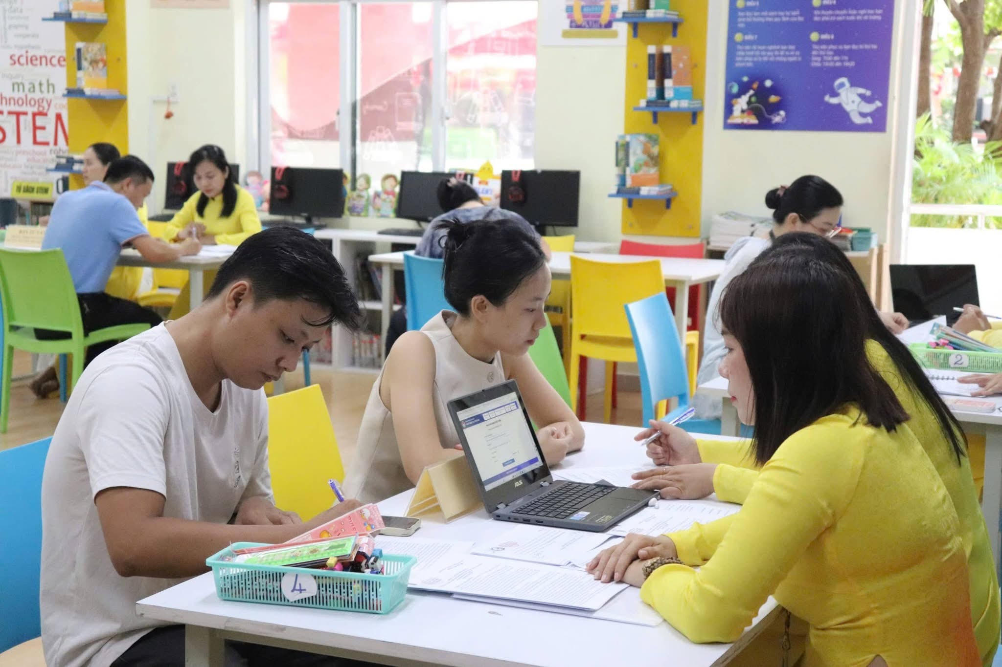 Quá tải tuyển sinh lớp 1 và 6 ở TP.HCM: Trường bỏ bán trú, mở thêm lớp, lấy lại phòng nghỉ giáo viên... - Ảnh 1.