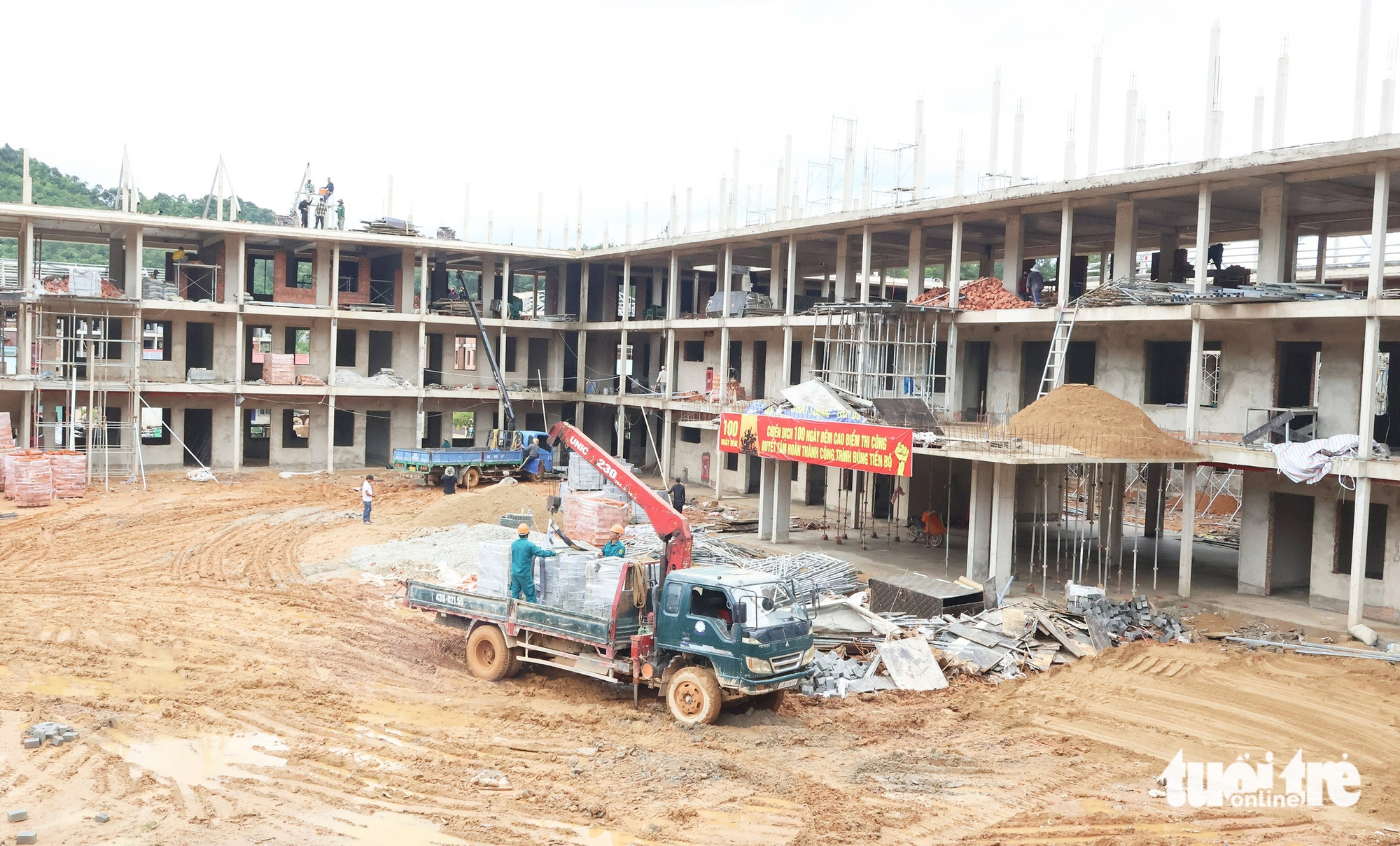 'Tốc lực' ở những ngôi trường nội trú liên cấp miền biên viễn, mồ hôi đổ vì tương lai trẻ thơ - Ảnh 1.