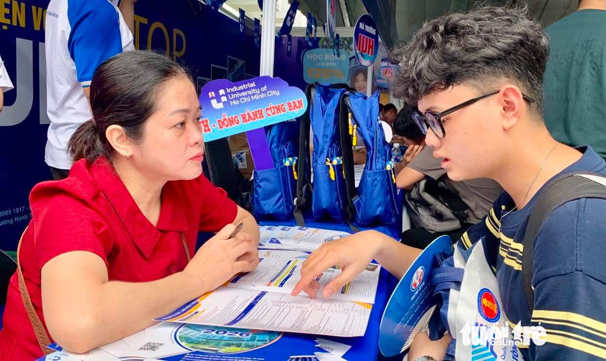 Trường ĐH Công nghiệp TP.HCM: Lần đầu xét tuyển kết hợp, điểm sàn từ 16 điểm - Ảnh 1.
