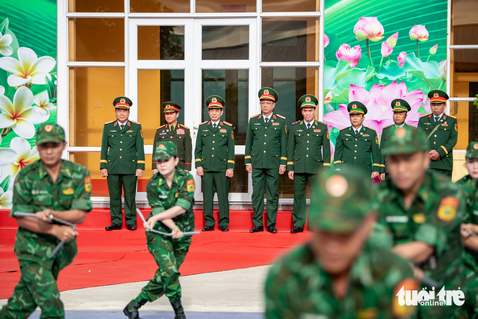 Đại tướng Phan Văn Giang và Đại tướng Khamliang Outhakaysone cùng nhân dân ném còn, nhảy sạp, múa Lamvong - Ảnh 2.