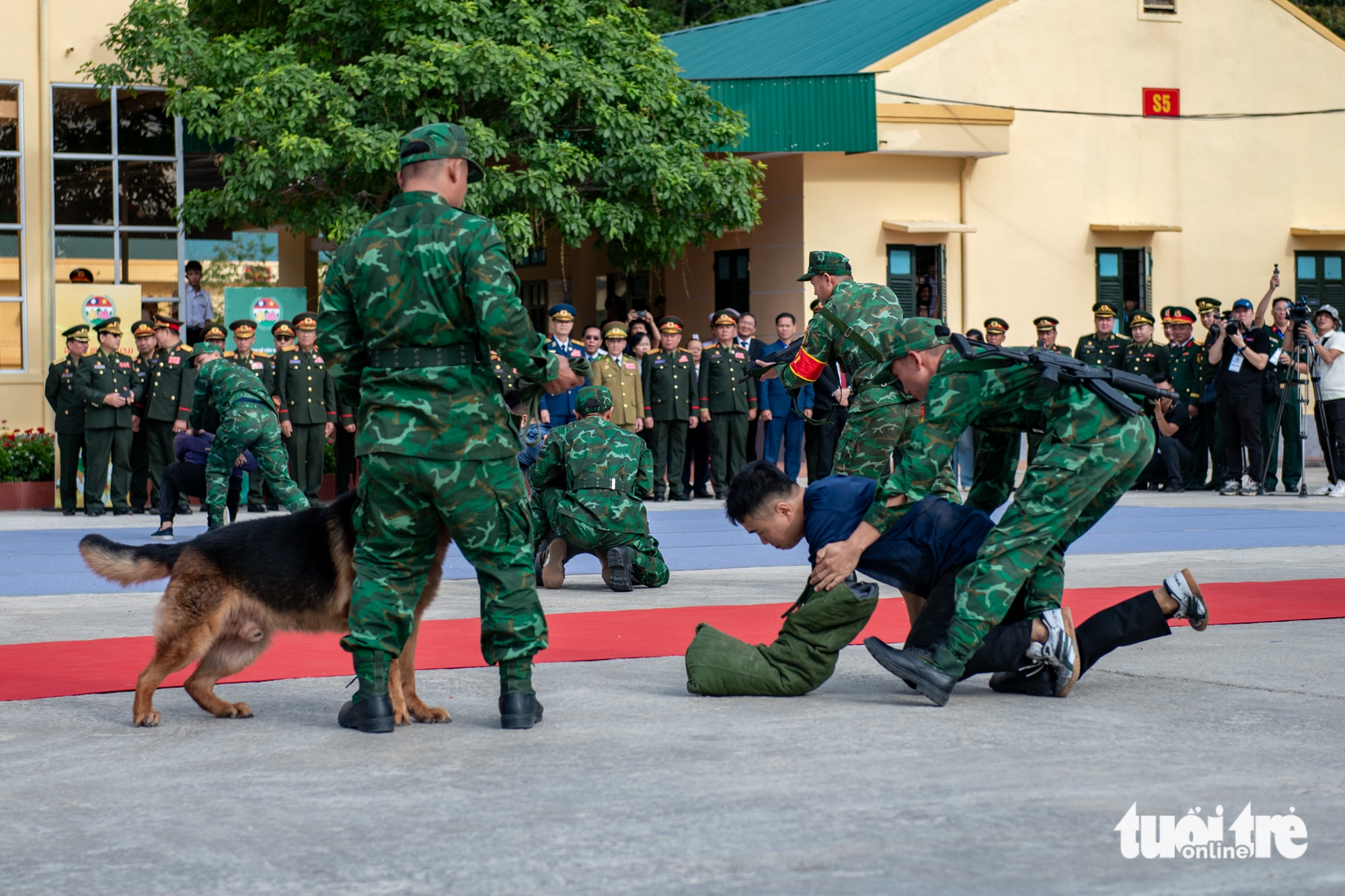 Đại tướng Phan Văn Giang và Đại tướng Khamliang Outhakaysone cùng nhân dân ném còn, nhảy sạp, múa Lamvong - Ảnh 3.