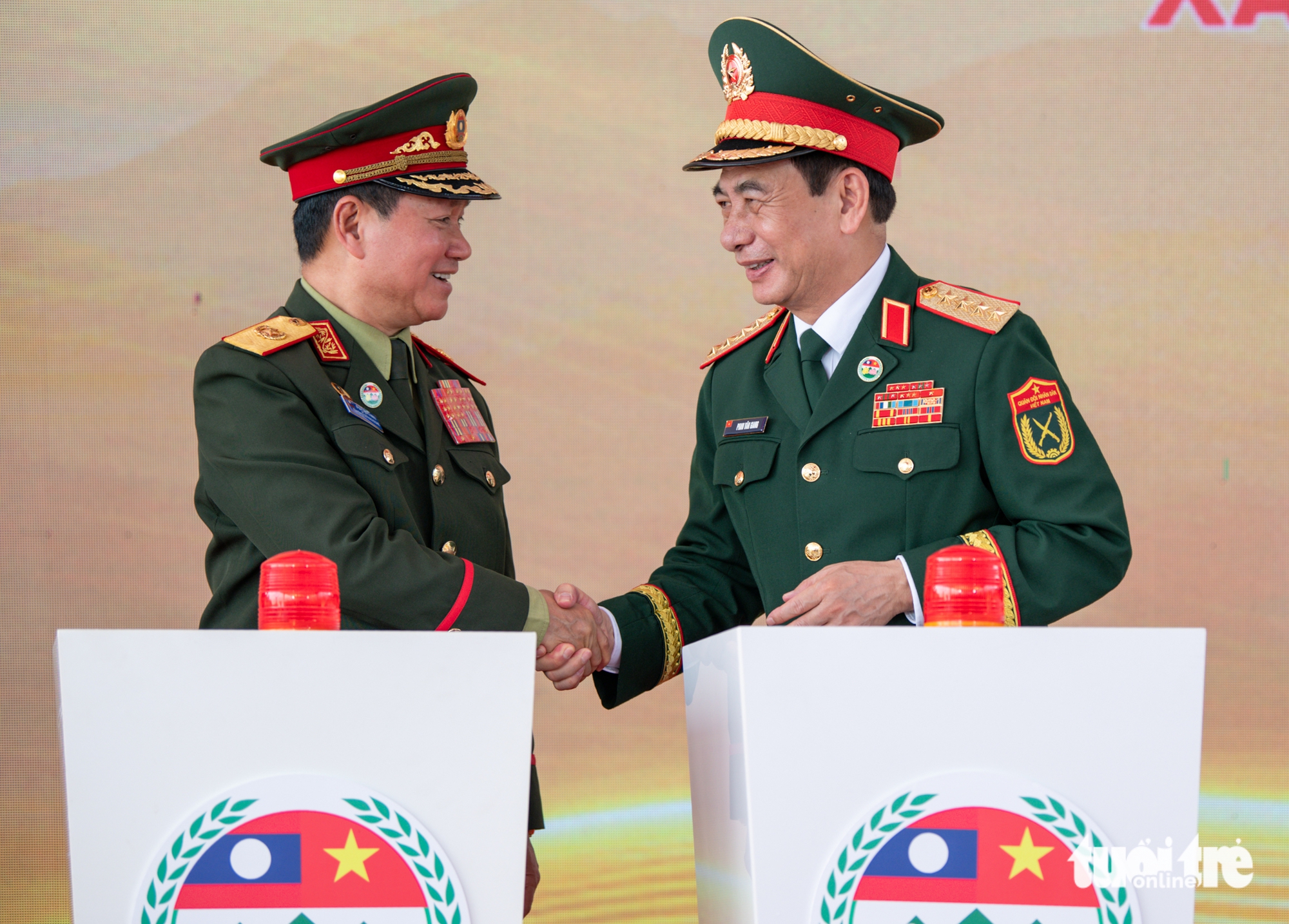 Đại tướng Phan Văn Giang và Đại tướng Khamliang Outhakaysone cùng nhân dân ném còn, nhảy sạp, múa Lamvong - Ảnh 12.