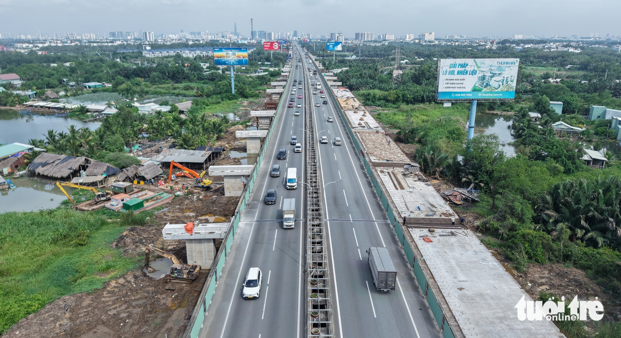 Những hình ảnh mới nhất trên đại công trường mở rộng cao tốc TP.HCM - Long Thành - Ảnh 1.
