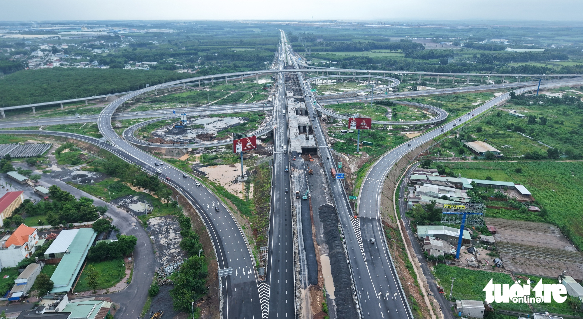Những hình ảnh mới nhất trên đại công trường mở rộng cao tốc TP.HCM - Long Thành - Ảnh 17.
