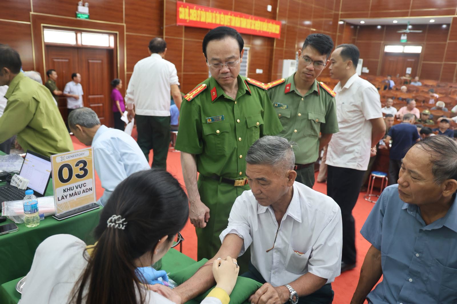 Thu gần 12.000 mẫu ADN thân nhân liệt sĩ chỉ trong 5 ngày - Ảnh 1.