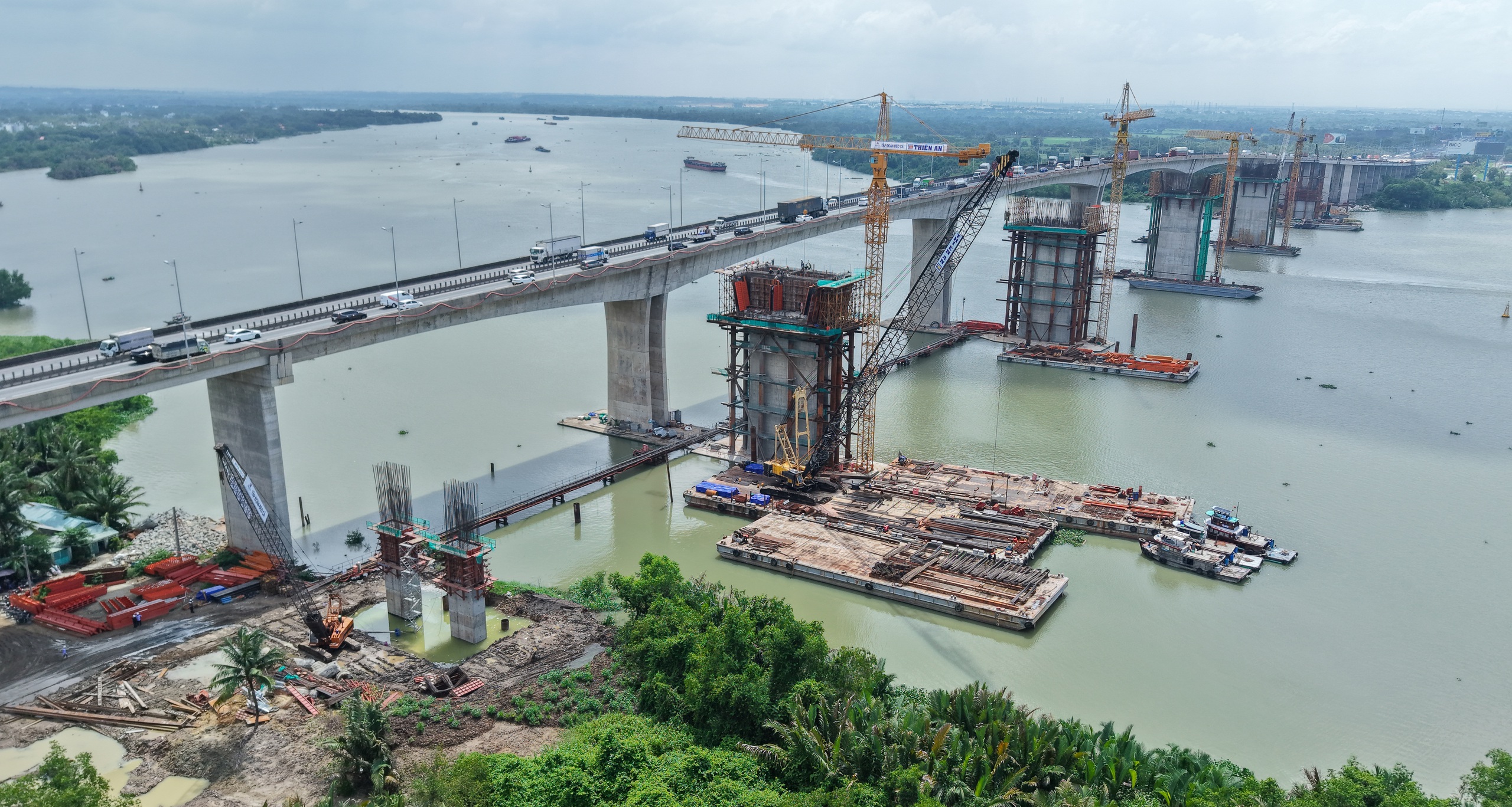 Những hình ảnh mới nhất trên đại công trường mở rộng cao tốc TP.HCM - Long Thành - Ảnh 5.