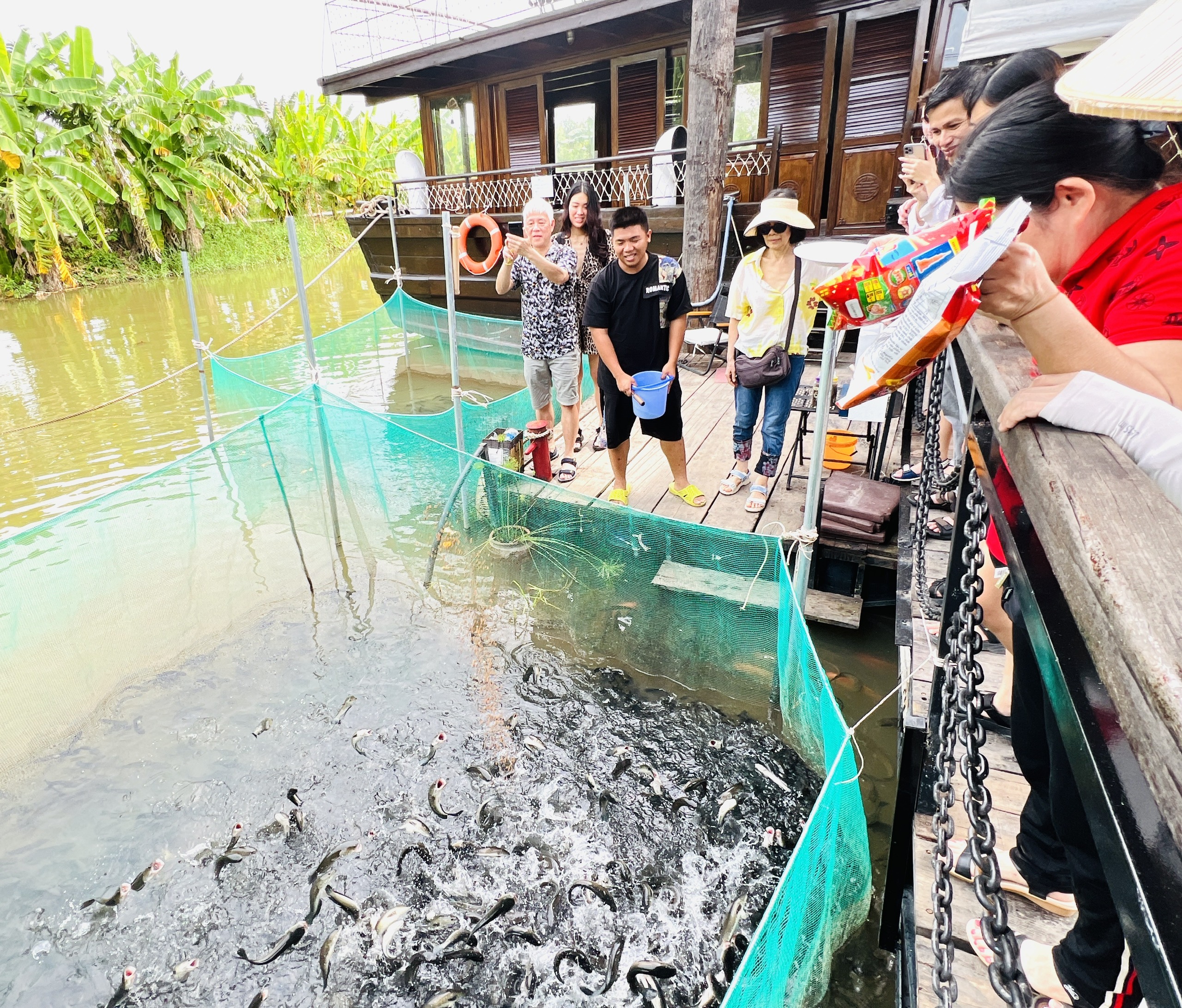 Phản bác hướng dẫn viên, bạn đọc nói về sự hào sảng của người miền Tây - Ảnh 2.