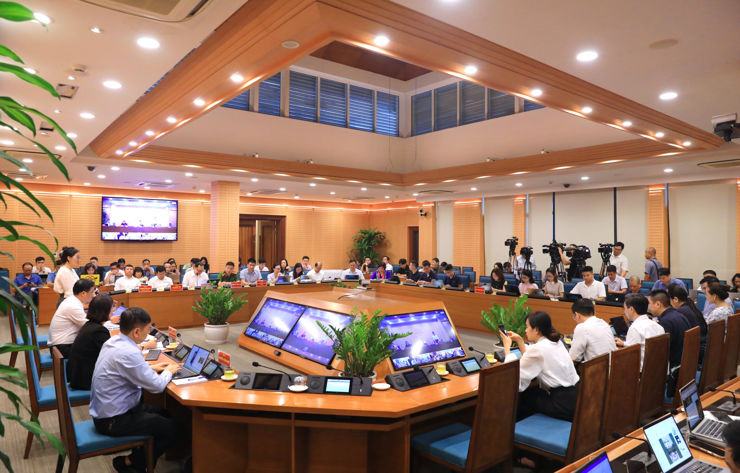 Hà Nội mưa 30 phút một số tuyến phố đã ngập, Trung tâm quản lý 'họp kiểm điểm'  - Ảnh 1.