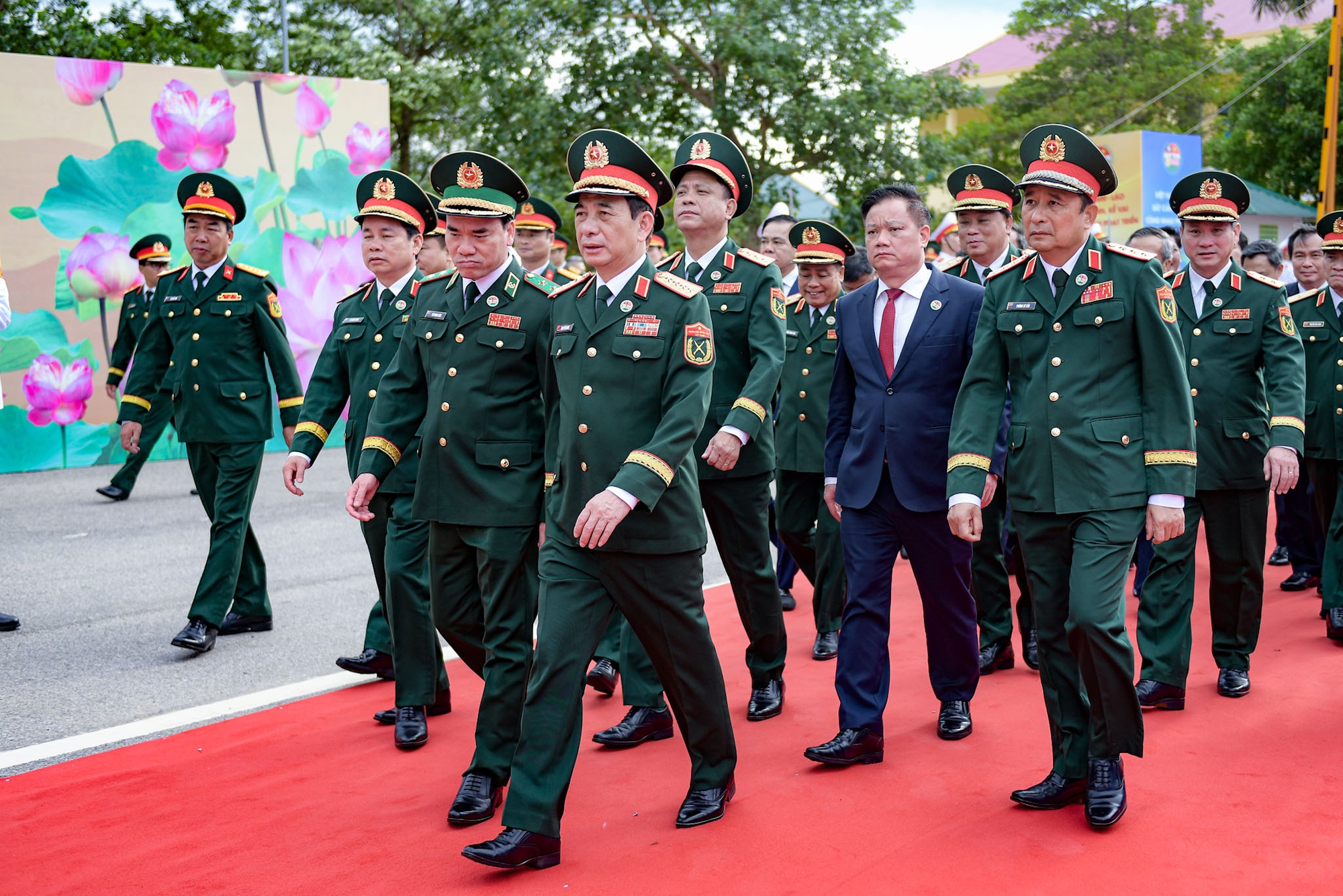 Đại tướng Phan Văn Giang chủ trì lễ đón Phó thủ tướng, Bộ trưởng Bộ Quốc phòng Lào - Ảnh 1.