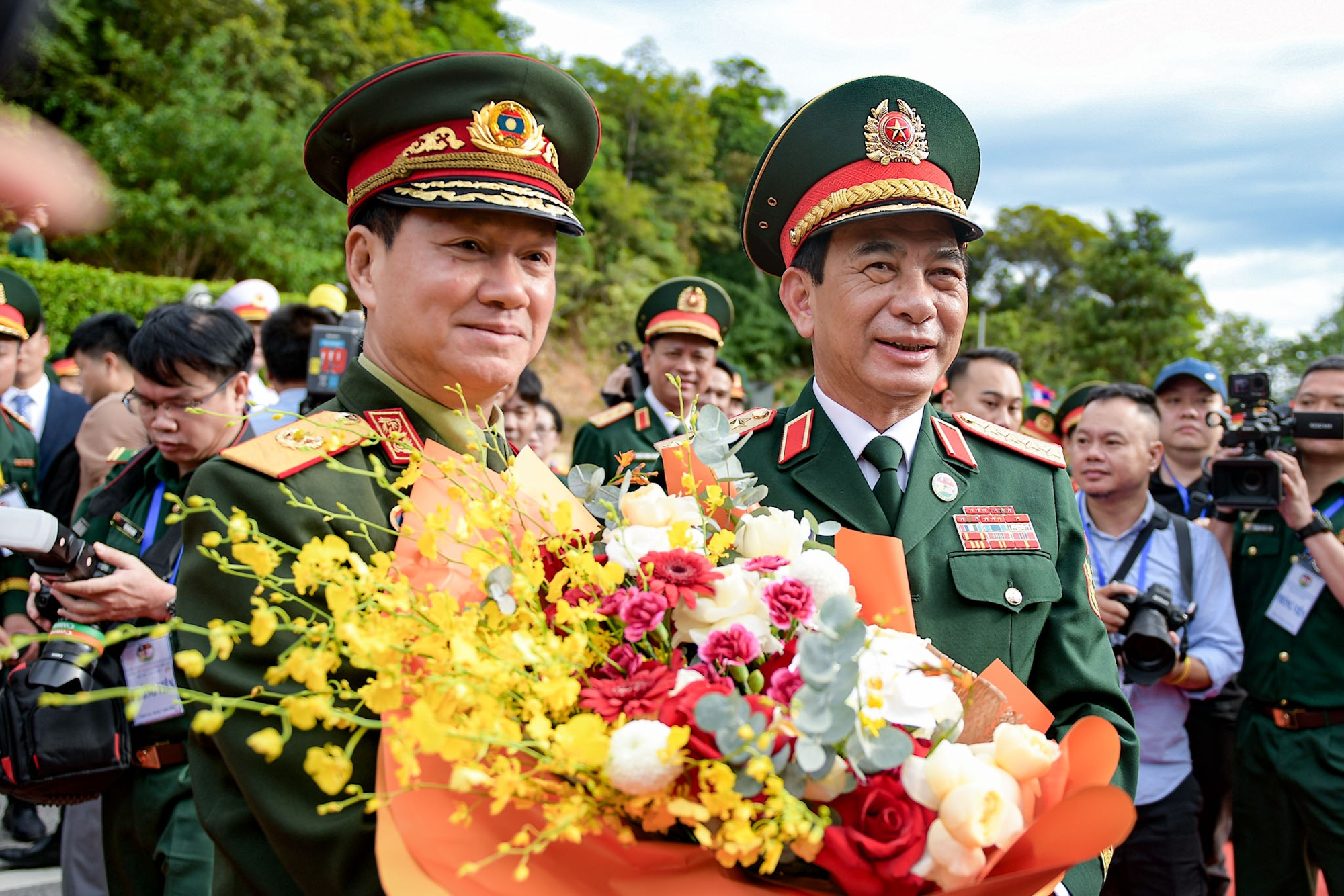 Đại tướng Phan Văn Giang chủ trì lễ đón Phó thủ tướng, Bộ trưởng Bộ Quốc phòng Lào - Ảnh 2.