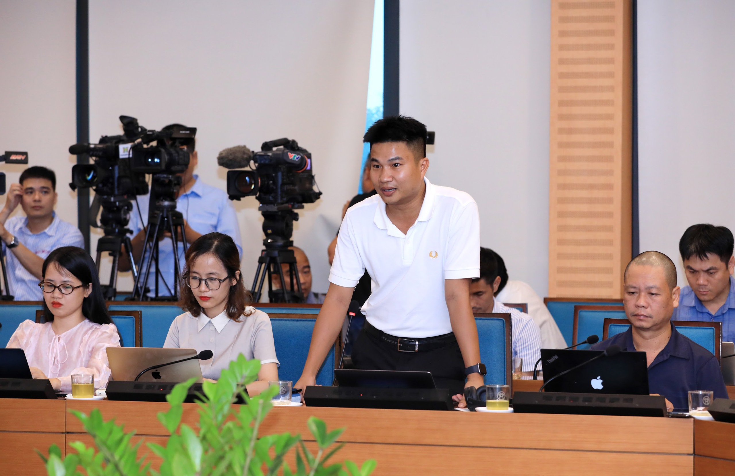 Hà Nội mưa 30 phút một số tuyến phố đã ngập, Trung tâm quản lý 'họp kiểm điểm'  - Ảnh 2.
