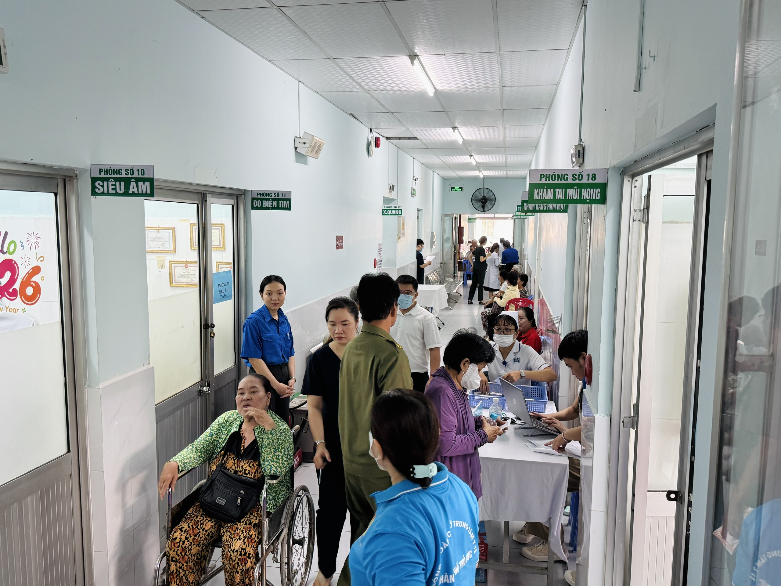 Trước khi chuyển đổi các trung tâm y tế khu vực thành bệnh viện cấp cơ bản, Sở Y tế TP.HCM ưu tiên đầu tư vào năng lực quản trị của đội ngũ lãnh đạo. Các giám đốc bệnh viện tuyến cuối được mời trực tiếp chia sẻ kinh nghiệm điều hành thực tiễn. - Ảnh 2.