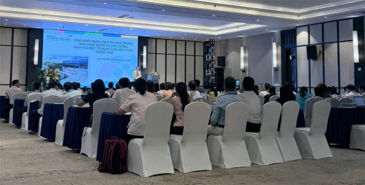 Trước khi chuyển đổi các trung tâm y tế khu vực thành bệnh viện cấp cơ bản, Sở Y tế TP.HCM ưu tiên đầu tư vào năng lực quản trị của đội ngũ lãnh đạo. Các giám đốc bệnh viện tuyến cuối được mời trực tiếp chia sẻ kinh nghiệm điều hành thực tiễn. - Ảnh 1.