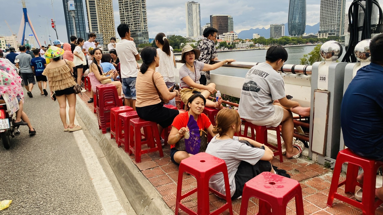 3 tiếng trước đêm chung kết pháo hoa quốc tế Đà Nẵng, người dân kín bờ sông Hàn giữ chỗ  - Ảnh 5.
