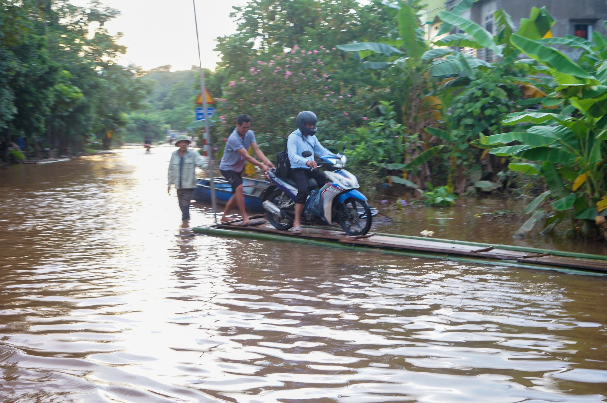Tắc đường thoát nước qua cụm công nghiệp không hoạt động, dân khốn khổ vì ngập - Ảnh 3.