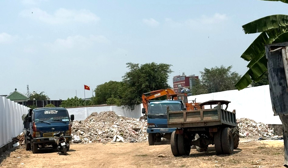 Bắt 6 người thu gom 800 tấn xà bần để san lấp mặt bằng ở xã Tân Vĩnh Lộc - Ảnh 2.