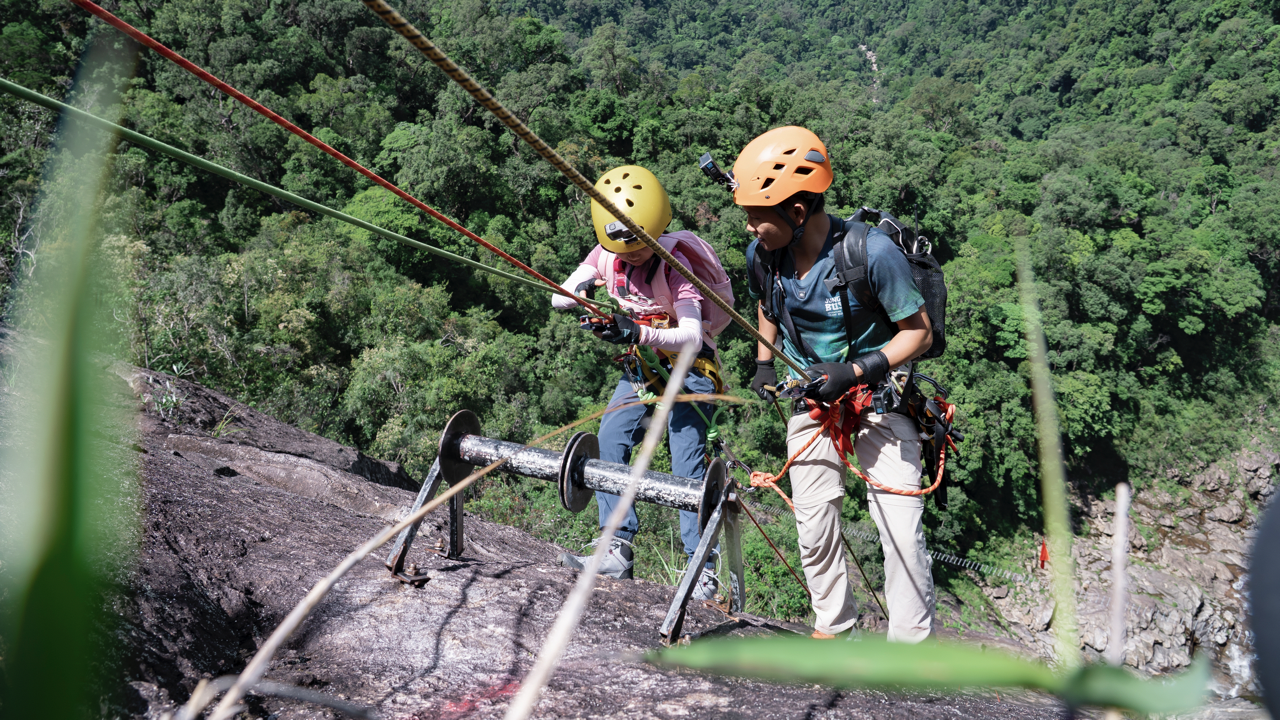 Nhà thám hiểm hang động cùng con gái chinh phục con thác cao 300m - Ảnh 5.