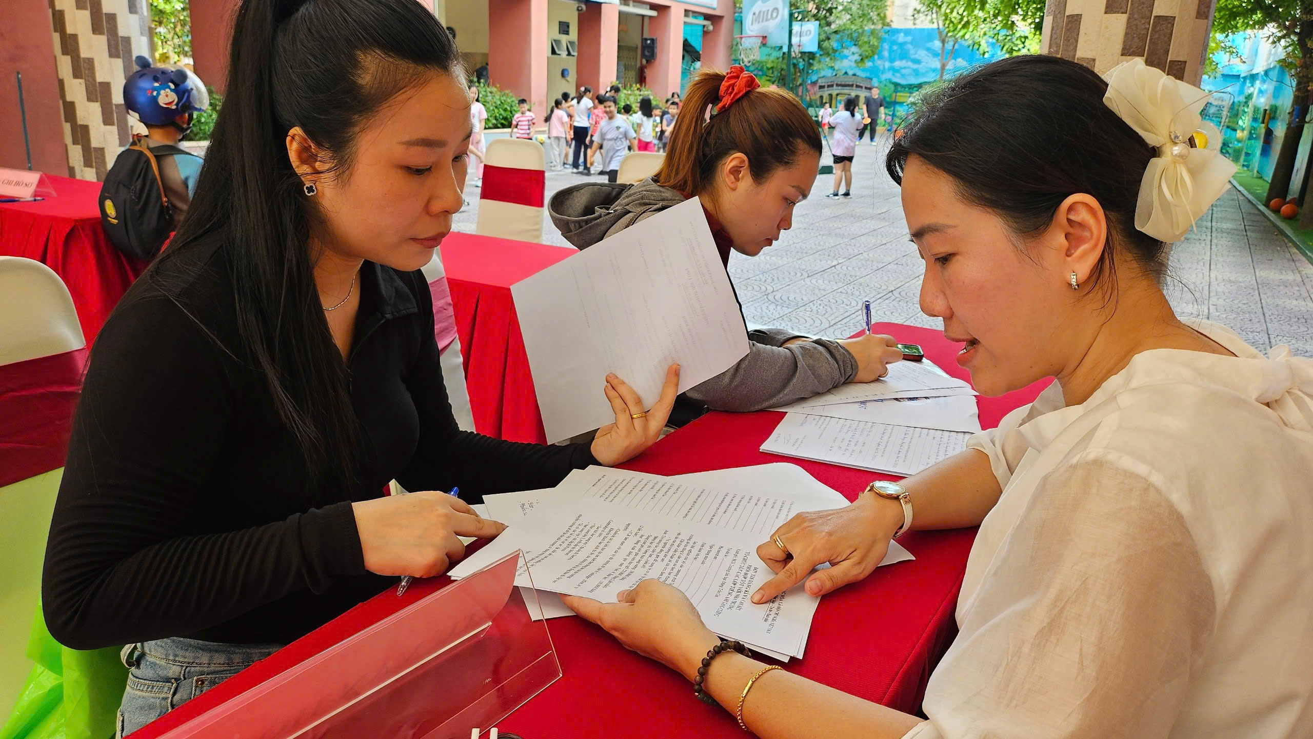 Phụ huynh ở TP.HCM nhận phiếu báo nhập học lớp 1, lớp 6 – thật hay giả? - Ảnh 1.