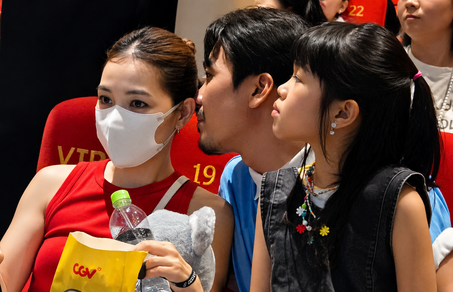 Running Man Việt Nam giao lưu khán giả tại rạp, Quang Tuấn mang con gái theo cùng - Ảnh 1.