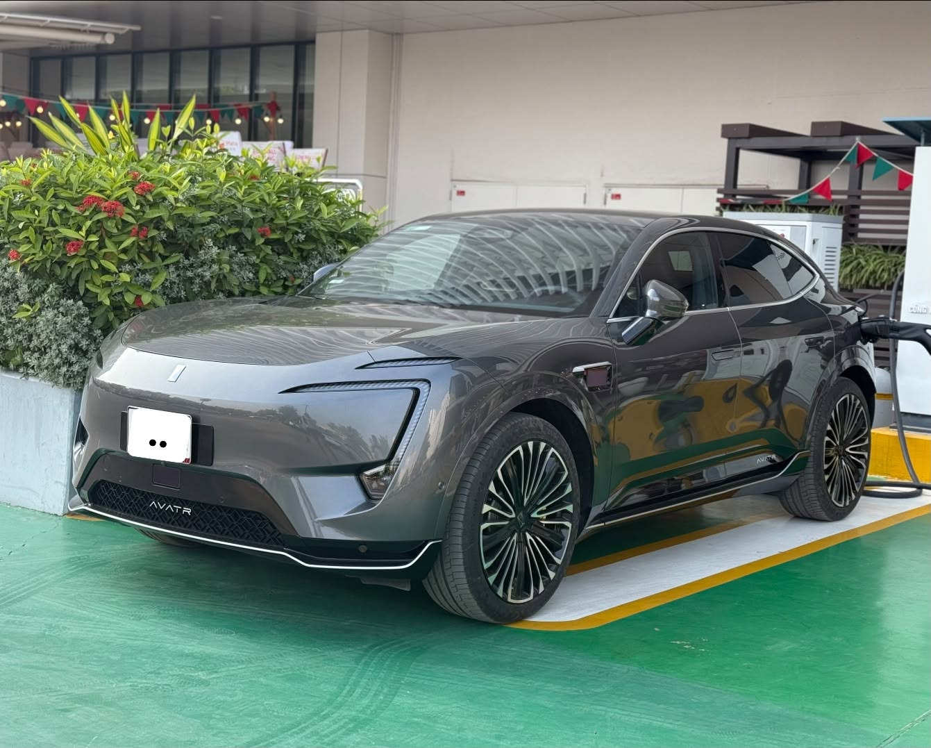 Xuất hiện xe điện lạ ở Việt Nam: Dài hơn Palisade, sạc 10 phút đi được 200km - Ảnh 1.