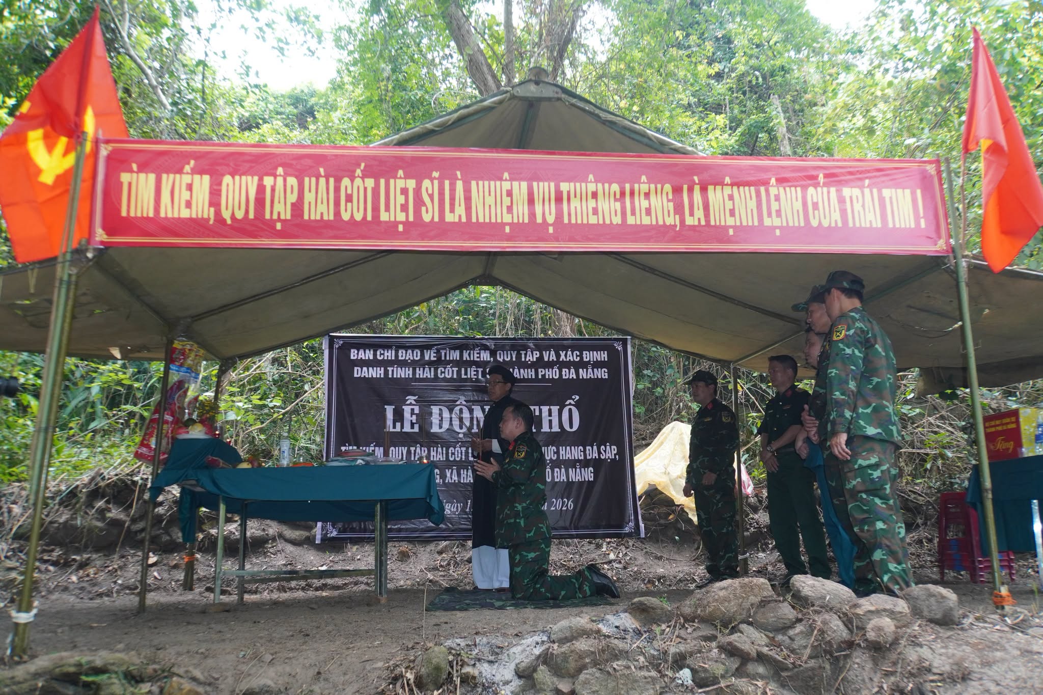 Đà Nẵng huy động bộ đội tìm kiếm hài cốt 8 liệt sĩ tại hang đá trên núi cao - Ảnh 2.