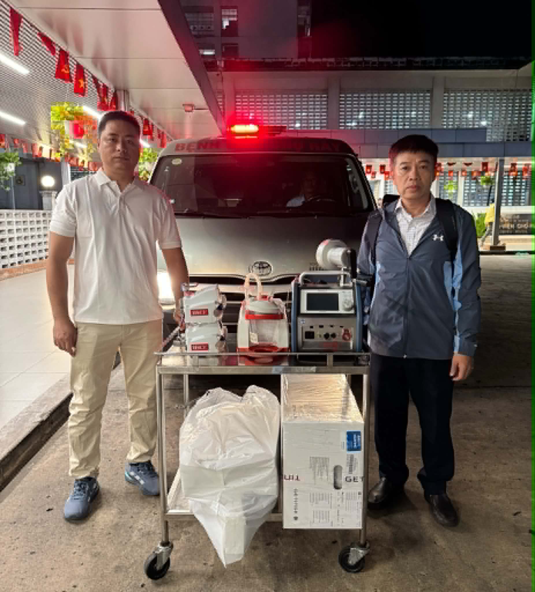 Hai chuyên gia y tế của Bệnh viện Chợ Rẫy vừa đáp xuống Phú Quốc - Ảnh 1.