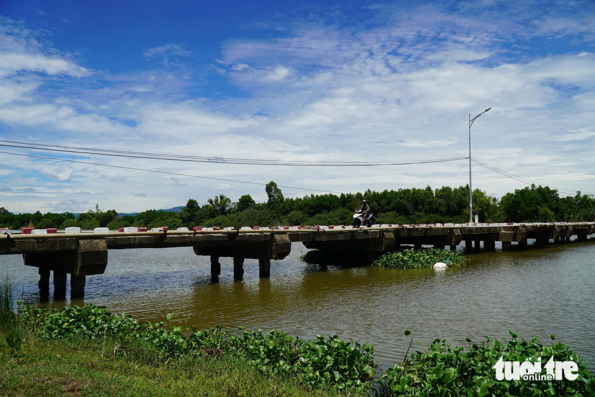 Hai cây cầu 'già' trụ trơ sắt oằn mình gánh giao thông - Ảnh 2.