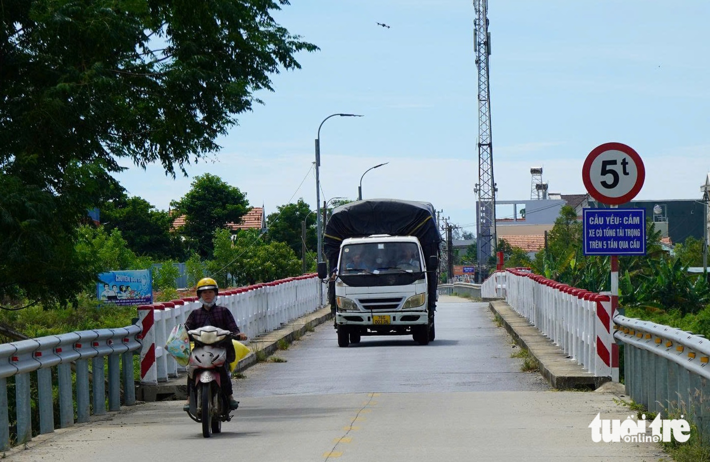 Hai cây cầu 'già' trụ trơ sắt oằn mình gánh giao thông - Ảnh 3.