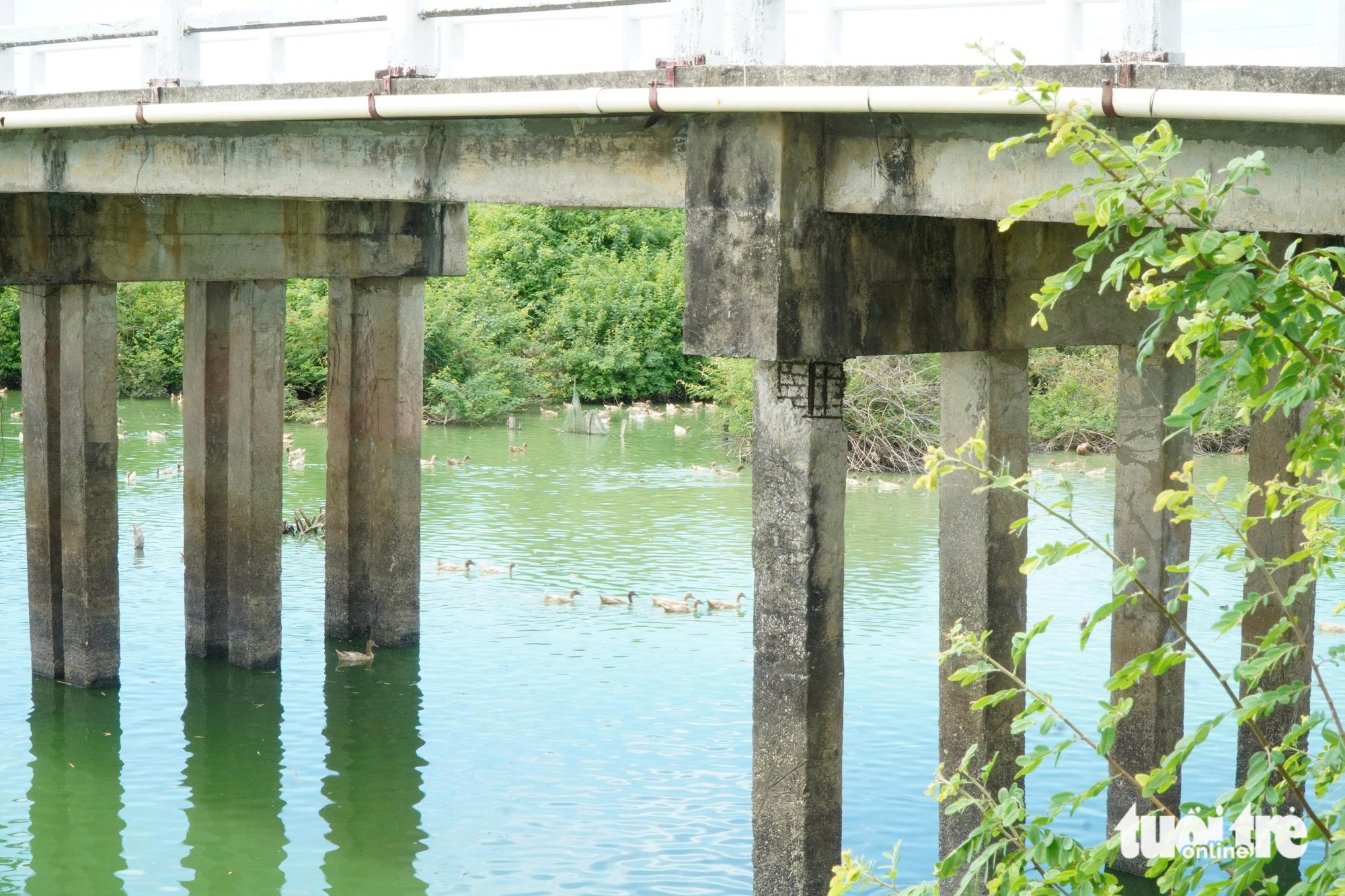 Hai cây cầu 'già' trụ trơ sắt oằn mình gánh giao thông - Ảnh 4.