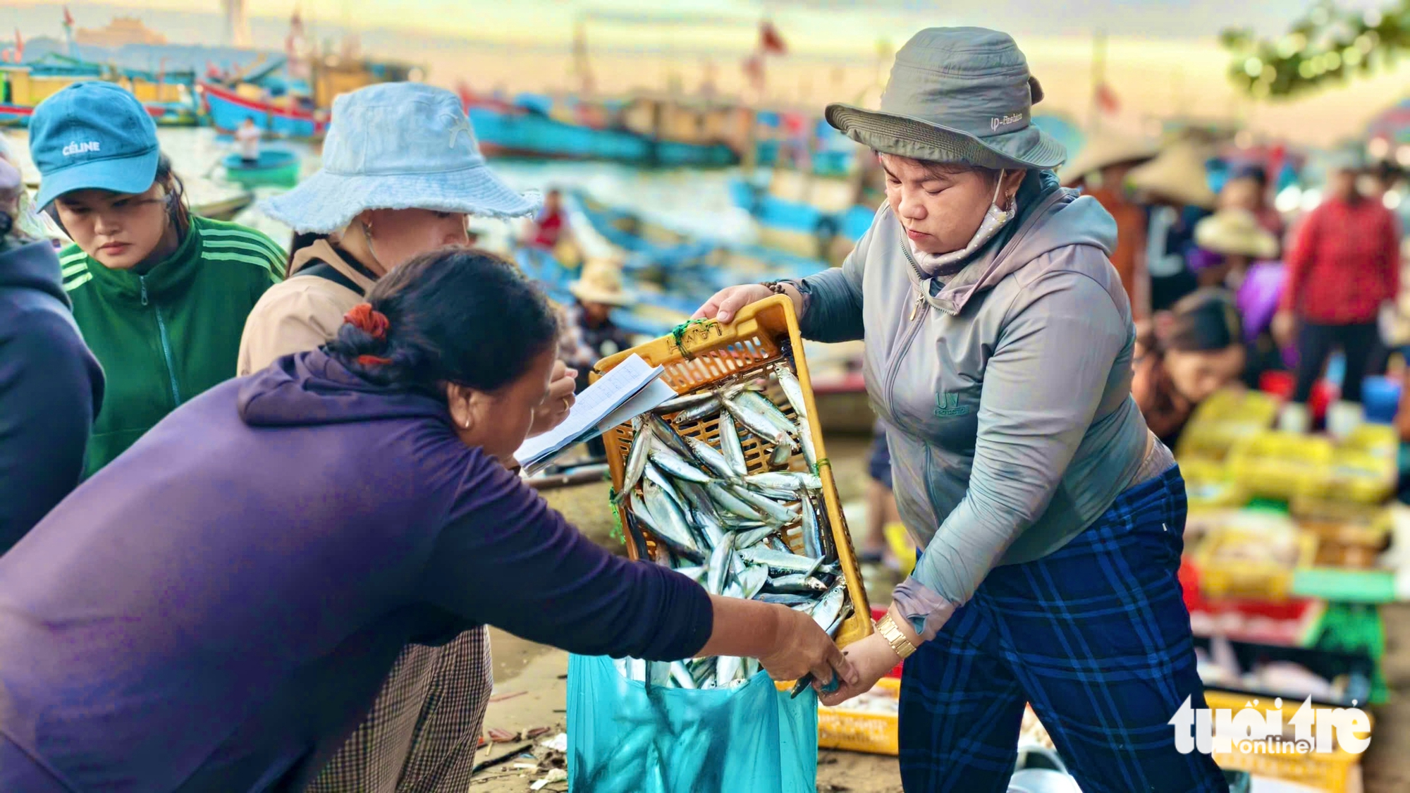 Phiên chợ nổi chỉ họp lúc tờ mờ sáng ở cửa biển Quảng Ngãi - Ảnh 9.