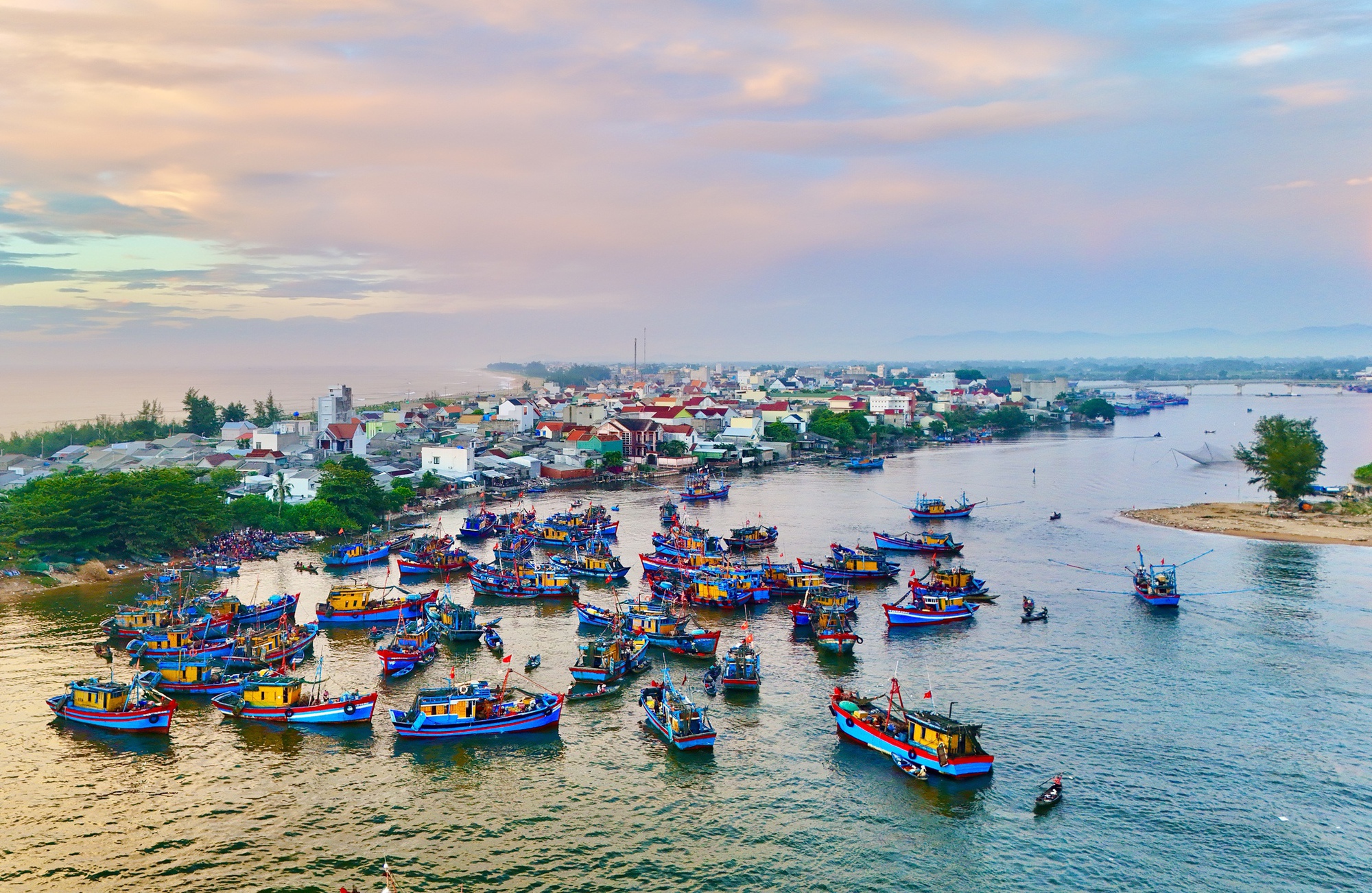 Phiên chợ nổi chỉ họp lúc tờ mờ sáng ở cửa biển Quảng Ngãi