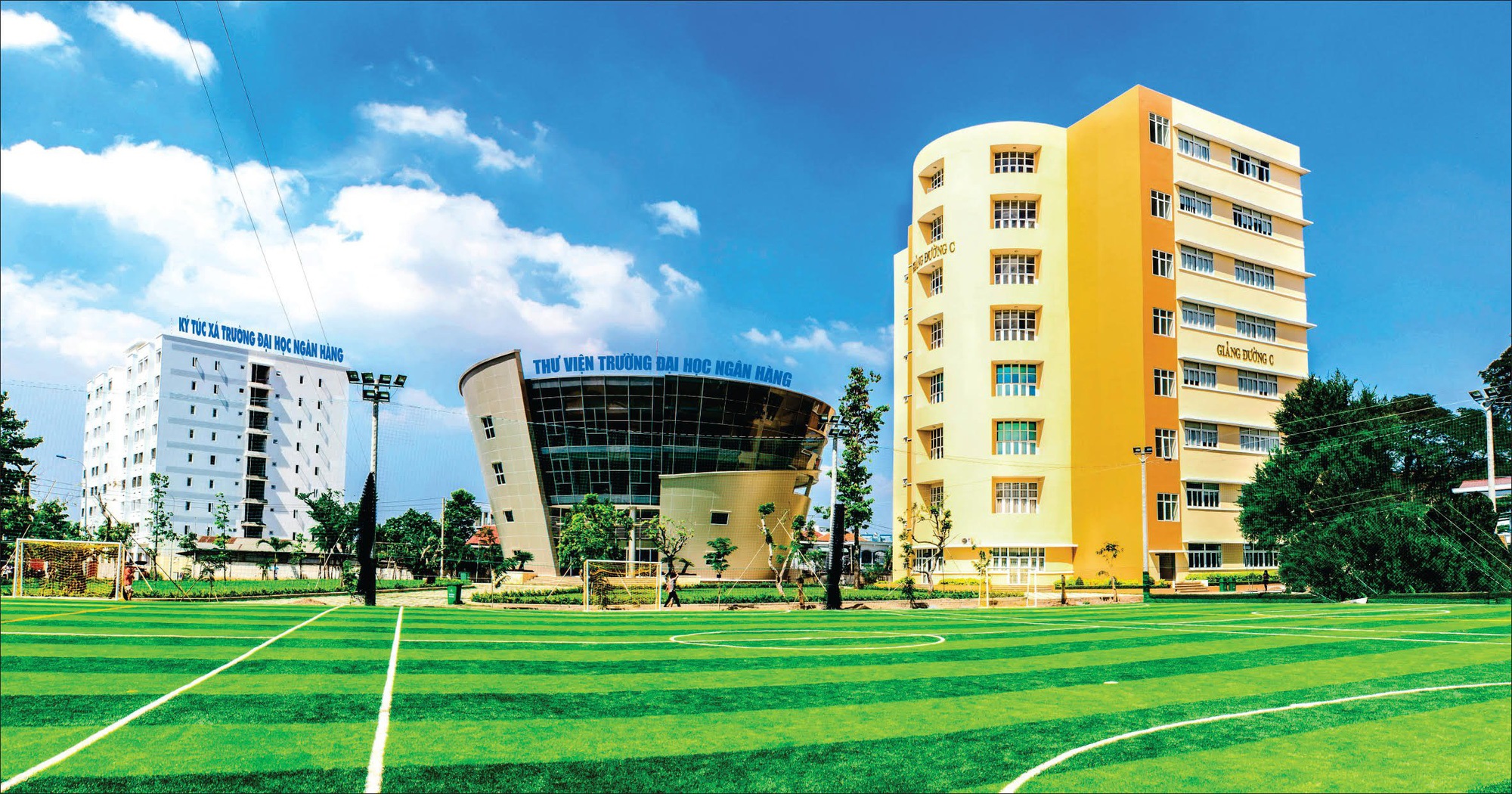 Trường đại học Ngân hàng TP.HCM công bố điểm sàn, nhóm ngành luật cao nhất 20 điểm - Ảnh 1.