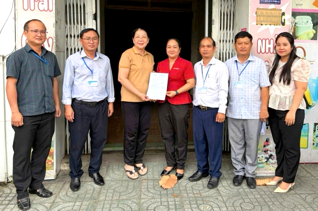 Xã Bà Điểm hỗ trợ thủ tục xây dựng cho hộ dân ảnh hưởng dự án nâng cấp quốc lộ 22 trong 24 giờ - Ảnh 1.