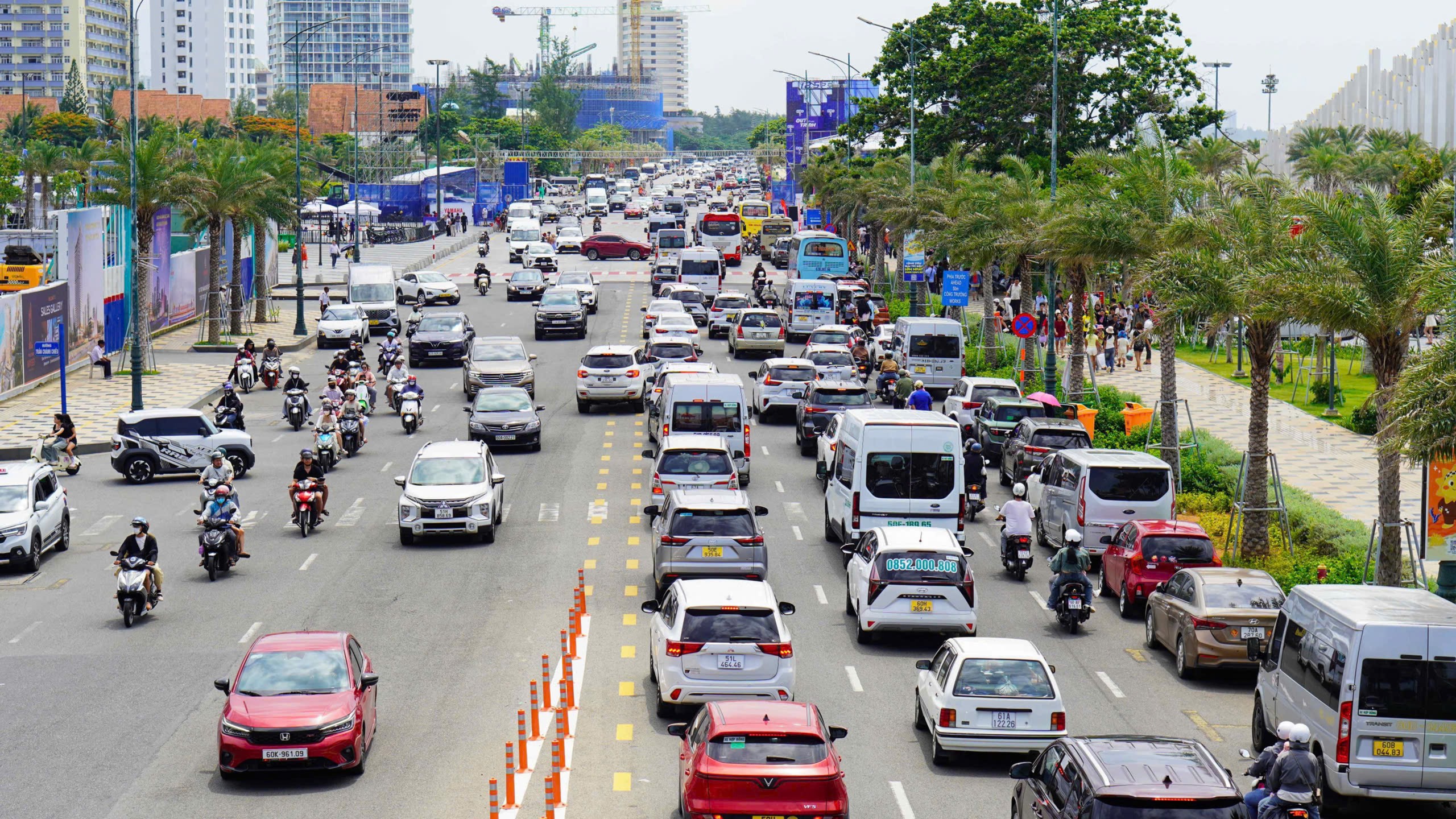 Vũng Tàu ken đặc du khách, nhiều tuyến đường trung tâm ùn ứ cuối tuần - Ảnh 2.