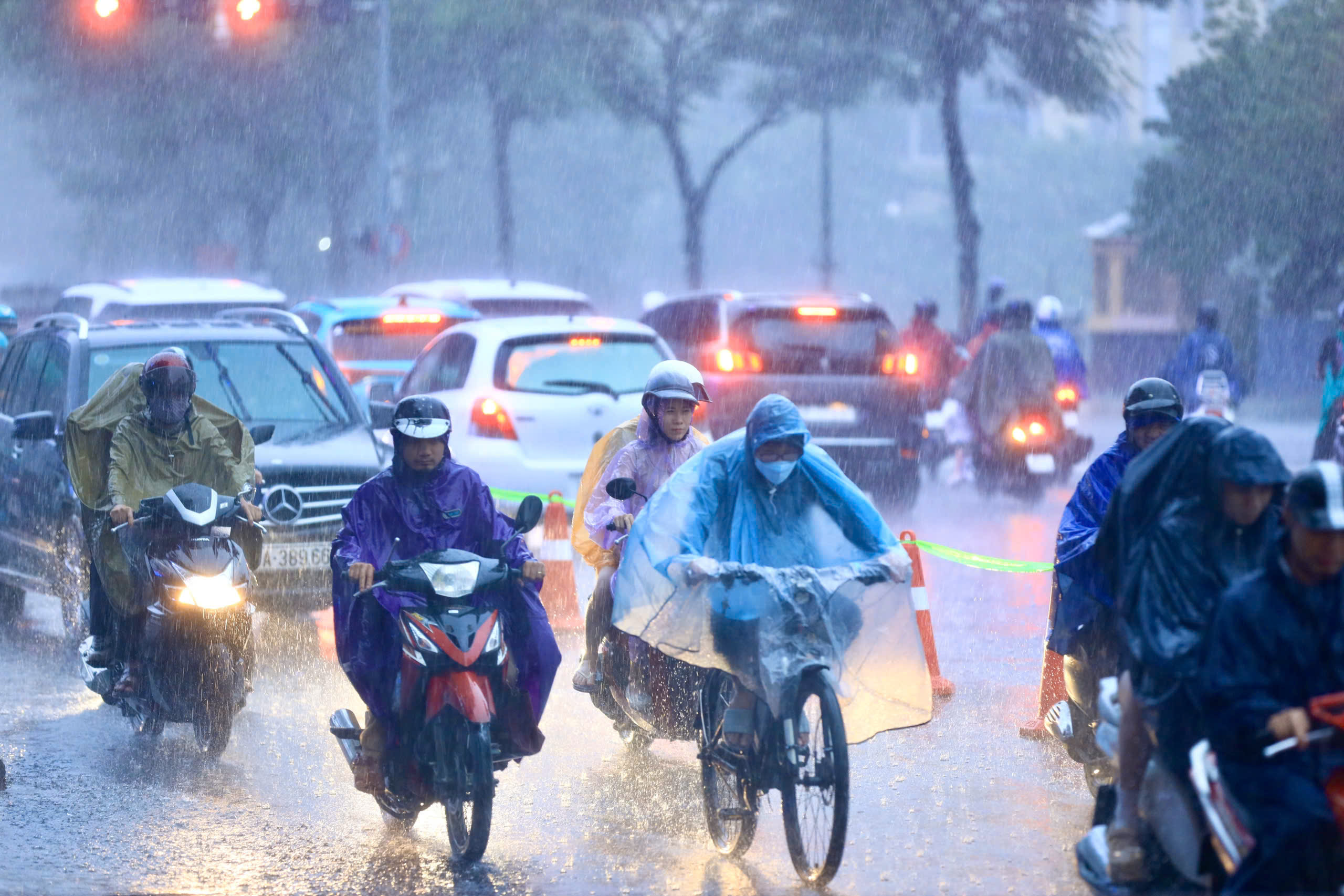 Hà Nội mưa dông, cảnh báo ngập lụt nhiều tuyến phố - Ảnh 1.