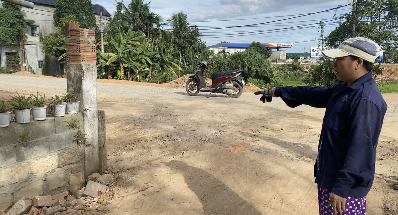 Nhà lo chênh vênh, nhà lo lọt thỏm khi đường gom cao tốc đi qua - Ảnh 3.