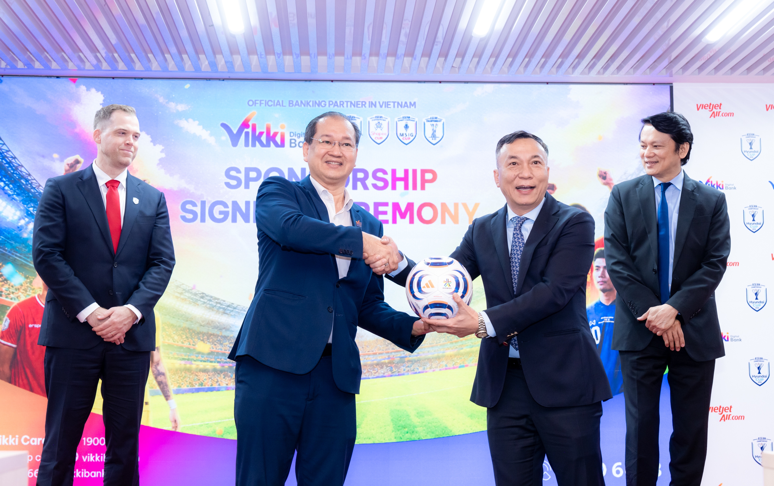 Vietjet và Ngân hàng số Vikki đồng hành cùng ASEAN United FC - Ảnh 3.