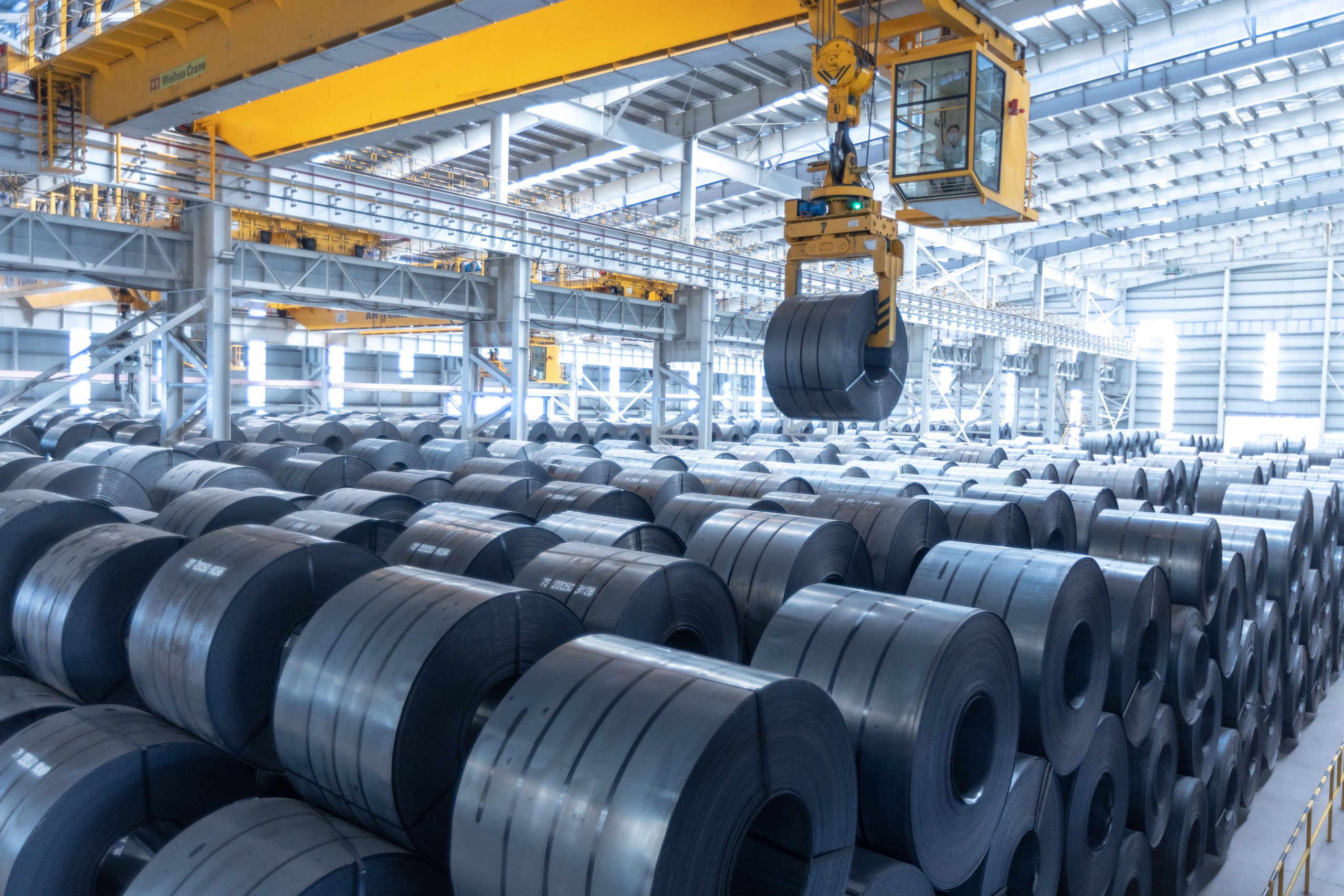 Thép HRC trong nước giảm giá trước sức ép hàng nhập khẩu - Ảnh 1.